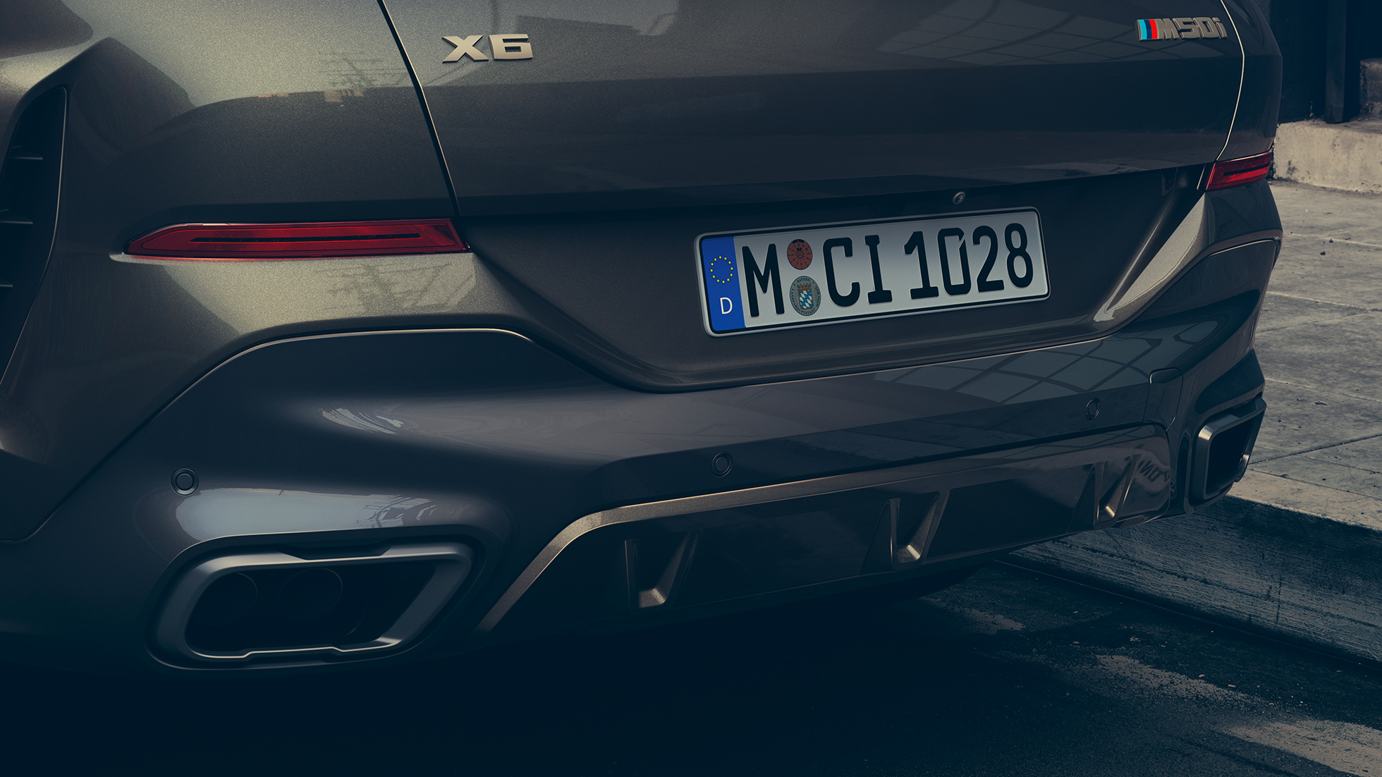 BMW X6 M sporta izplūdes sistēma. BMW X6 M sporta izplūdes sistēmas tuvplāns.