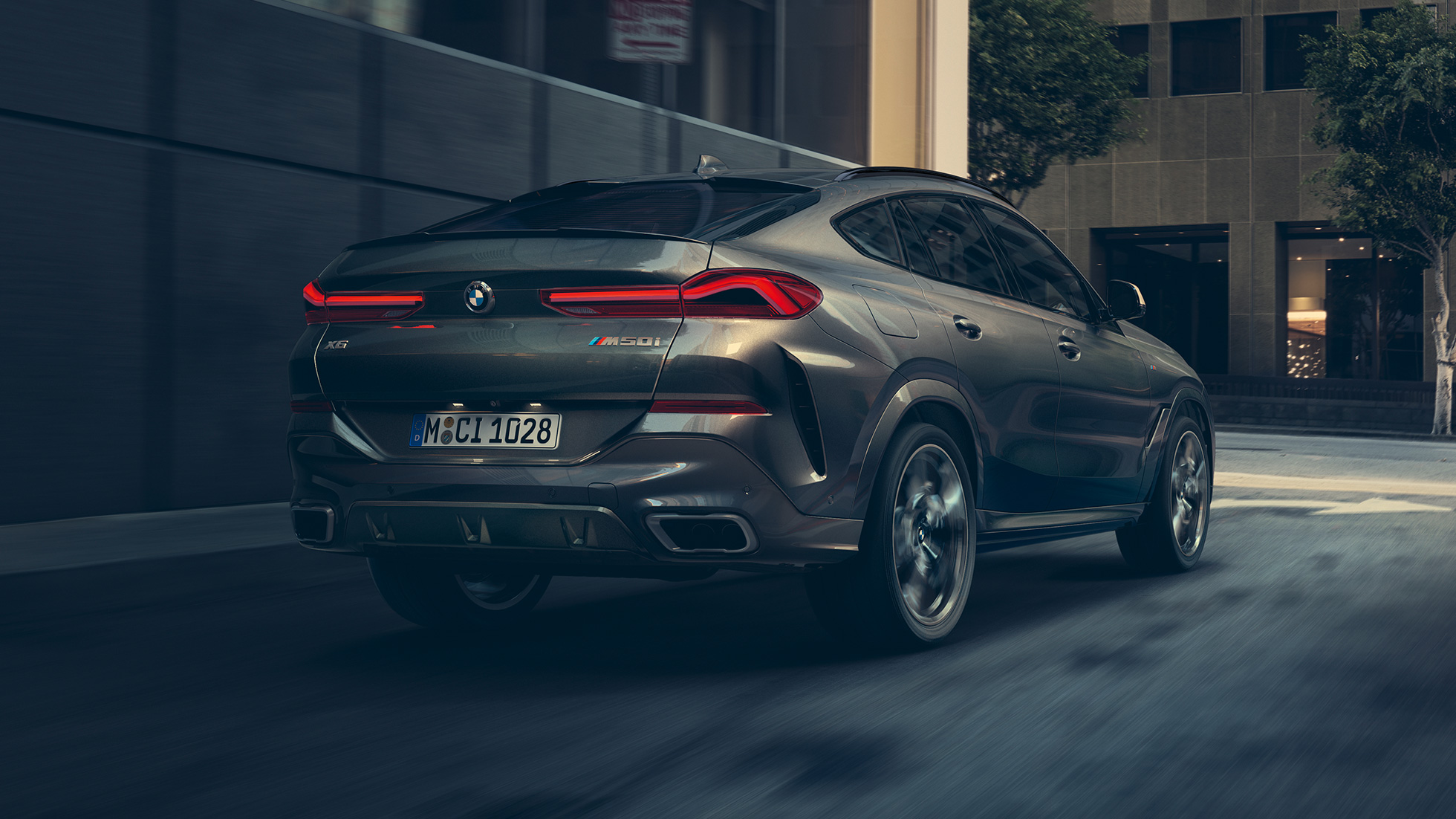Adaptīvā M balstiekārta Professional. Trīs ceturtdaļu skats uz BMW X6 aizmuguri.