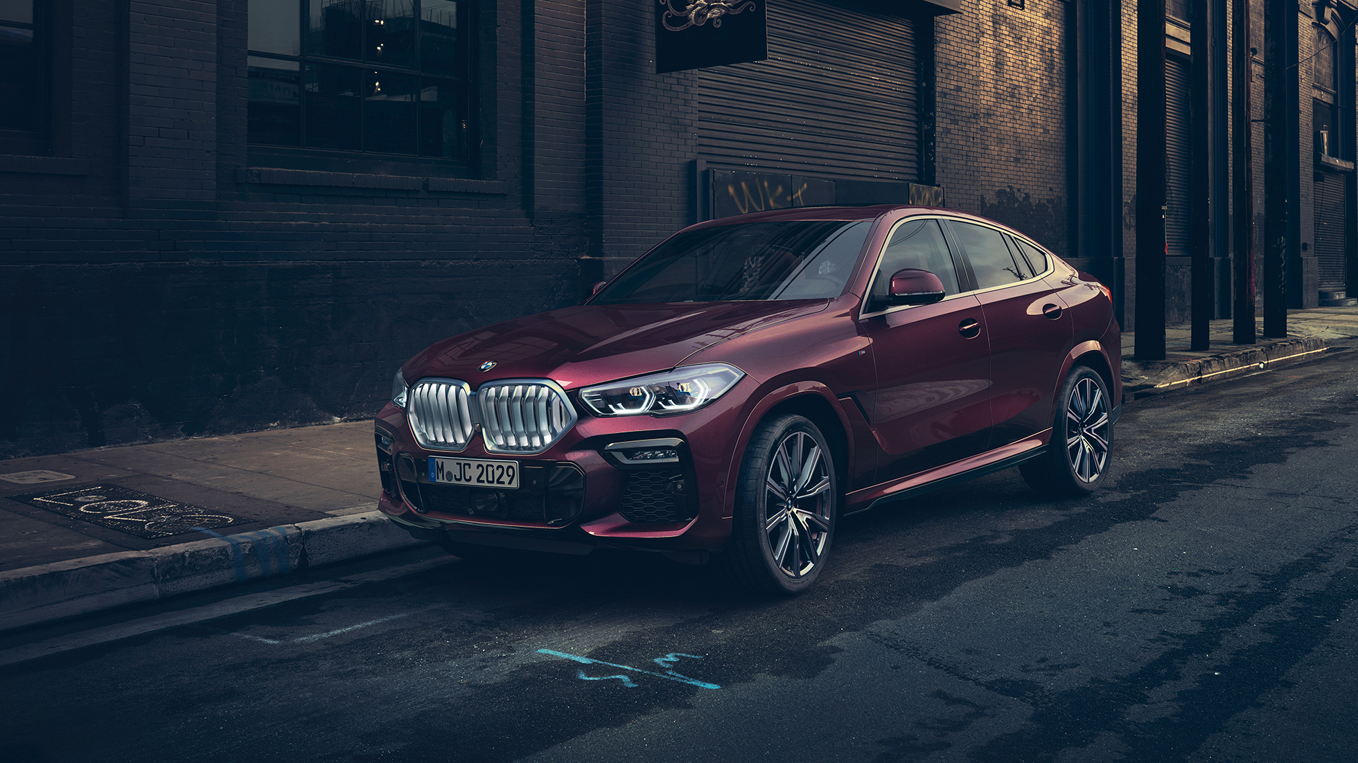 BMW X6 Individual virsbūve. BMW X6 Individual novietots automobilis trīs ceturtdaļu skatā no priekšpuses.