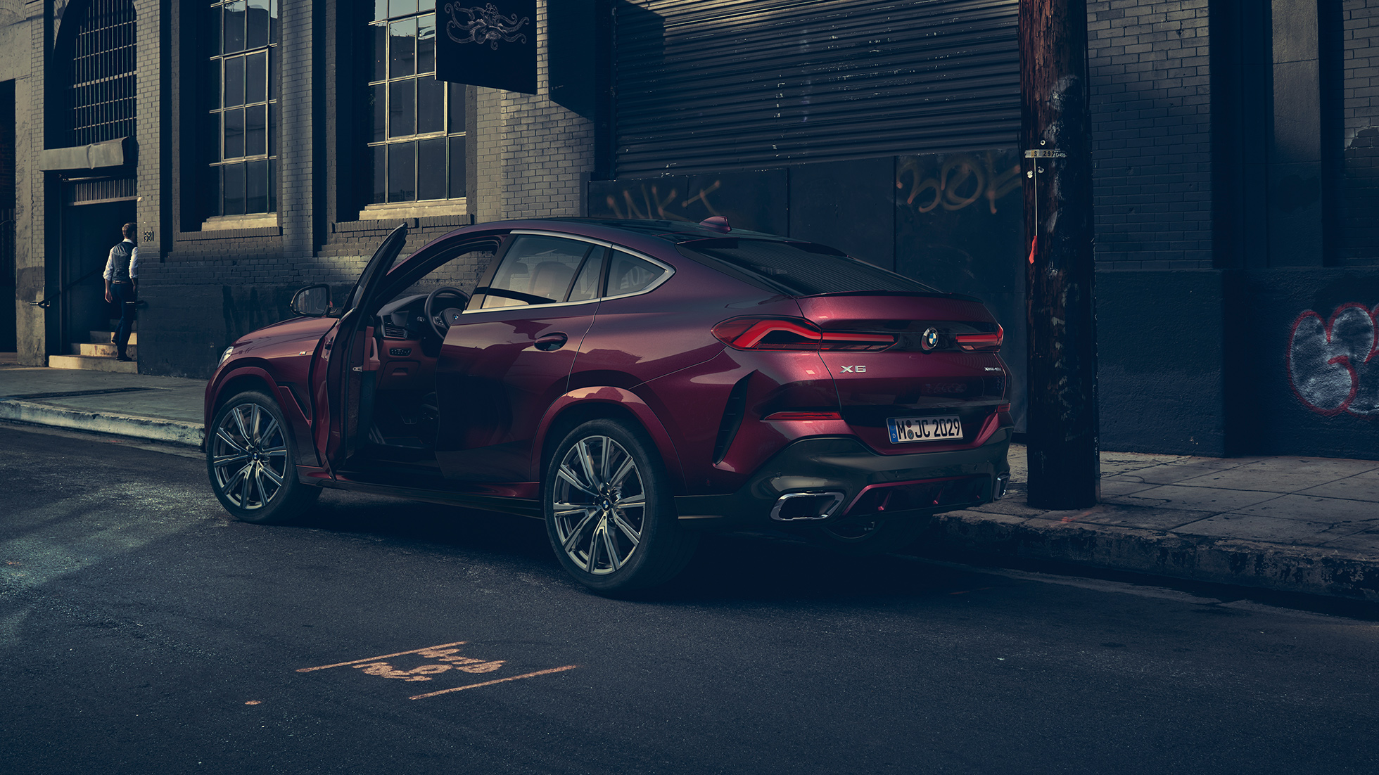 BMW X6 Indvidual aizmugures skats. BMW X6 Individual novietots automobilis trīs ceturtdaļu skatā no aizmugures.