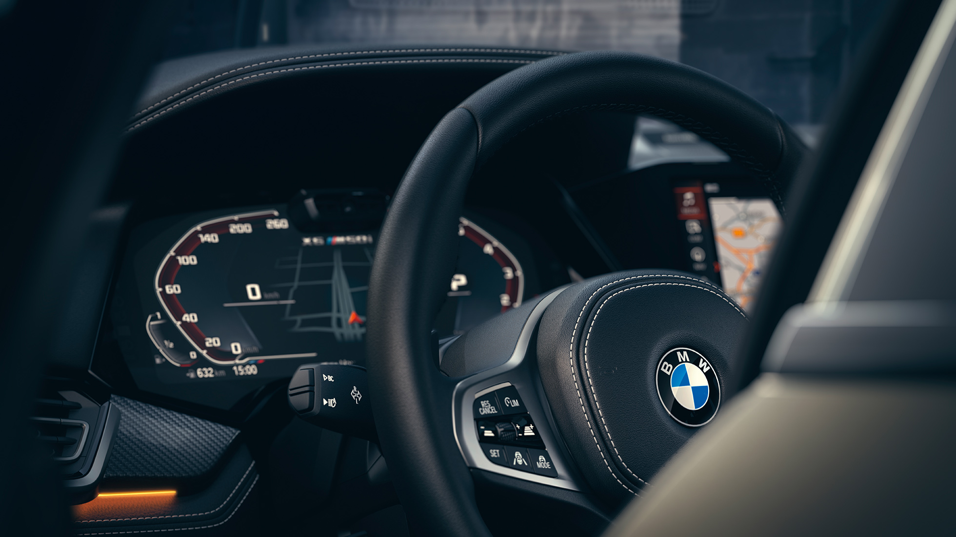 BMW palīdzības sistēmas. BMW salona tuvplāns ar fokusu uz instrumentu paneli.