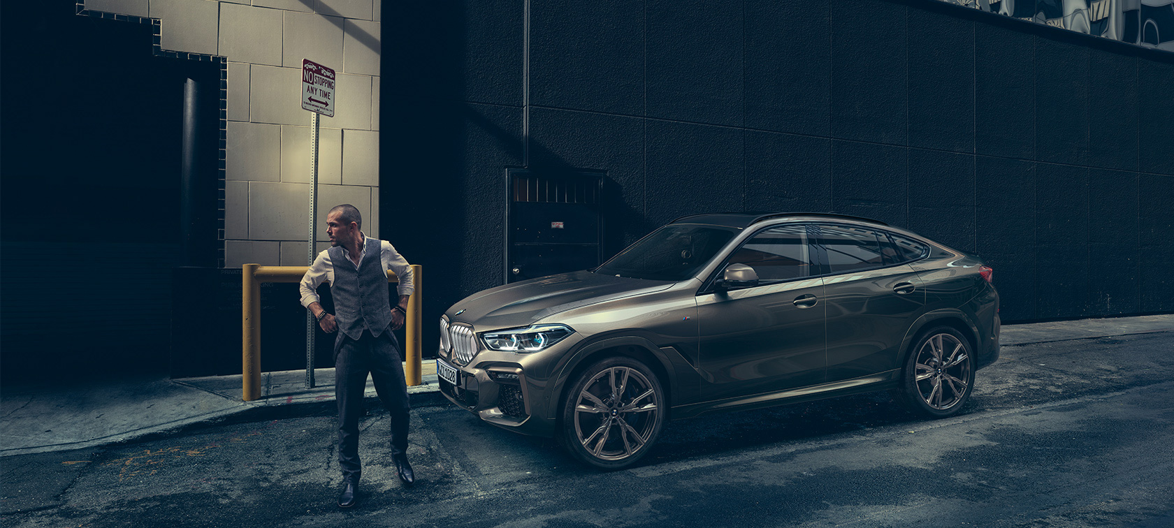 BMW X6. BMW X6 skats no sāna uz pilsētas fona.