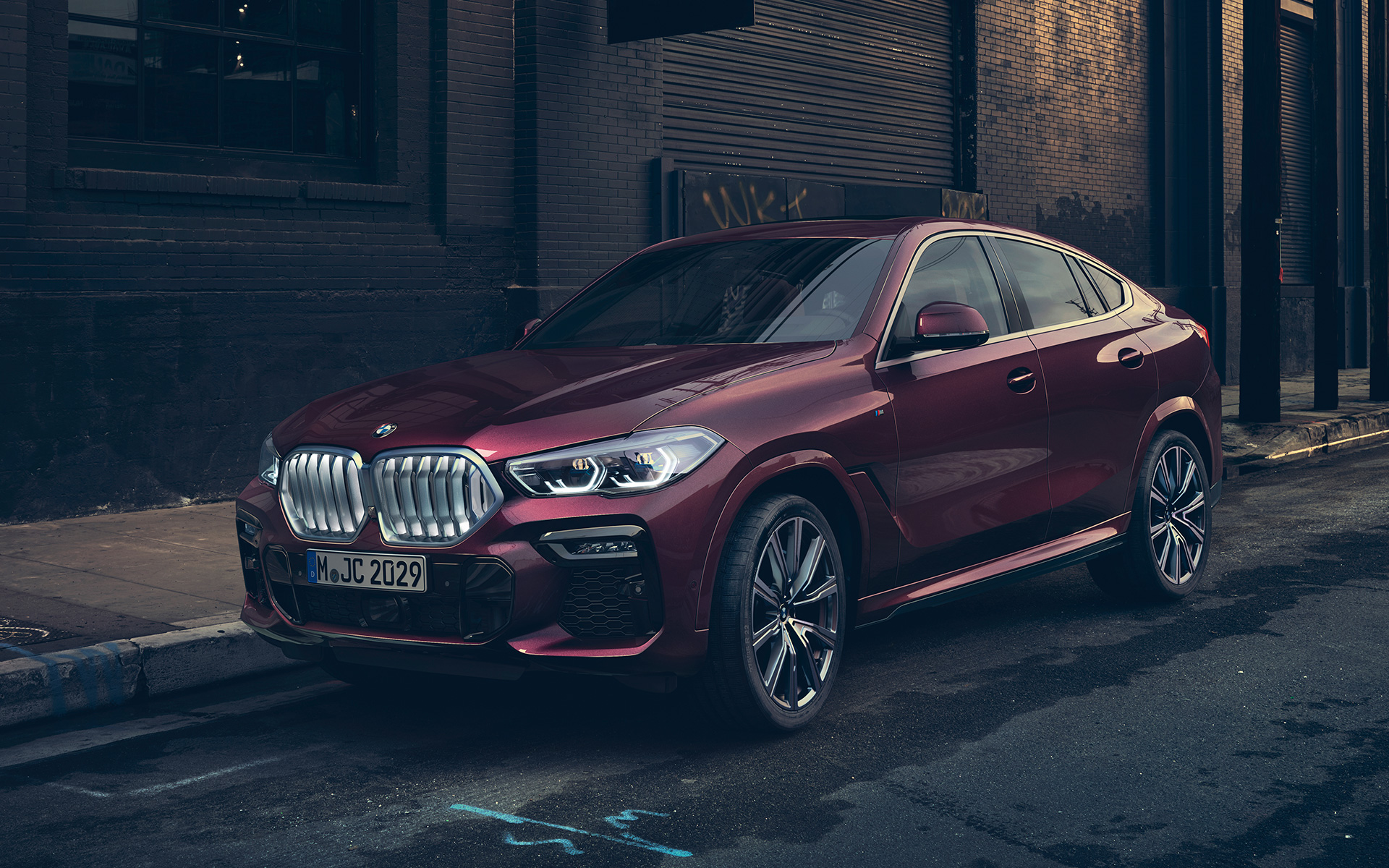 Trīs ceturtdaļu priekšpuses skats BMW X6 Individual, G06, 2019 BMW X6 Individual, G06, 2019, metāliska Ametrine, trīs ceturtdaļu priekšpuses skats