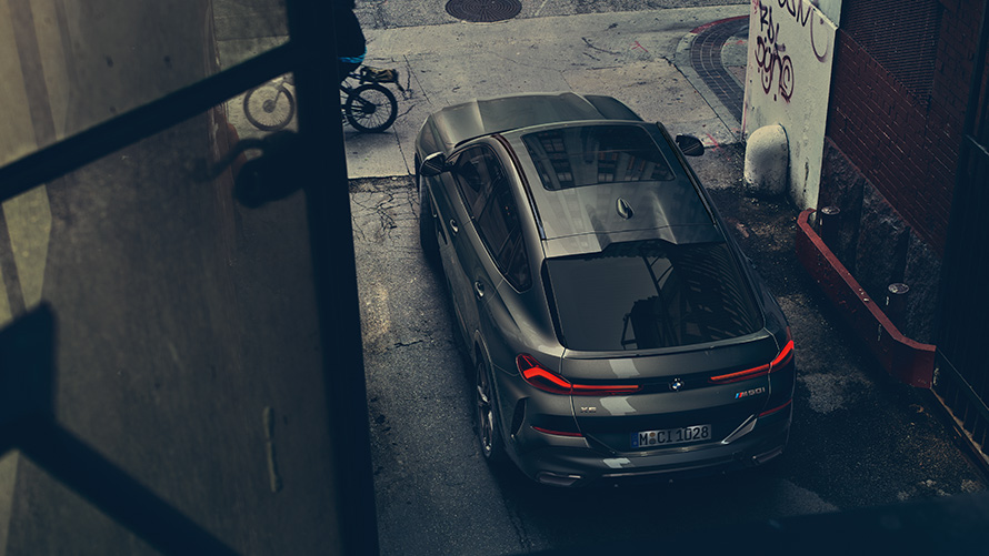 BMW X6, novietots automobilis skatā no putna lidojuma BMW X6, novietots automobilis skatā no putna lidojuma