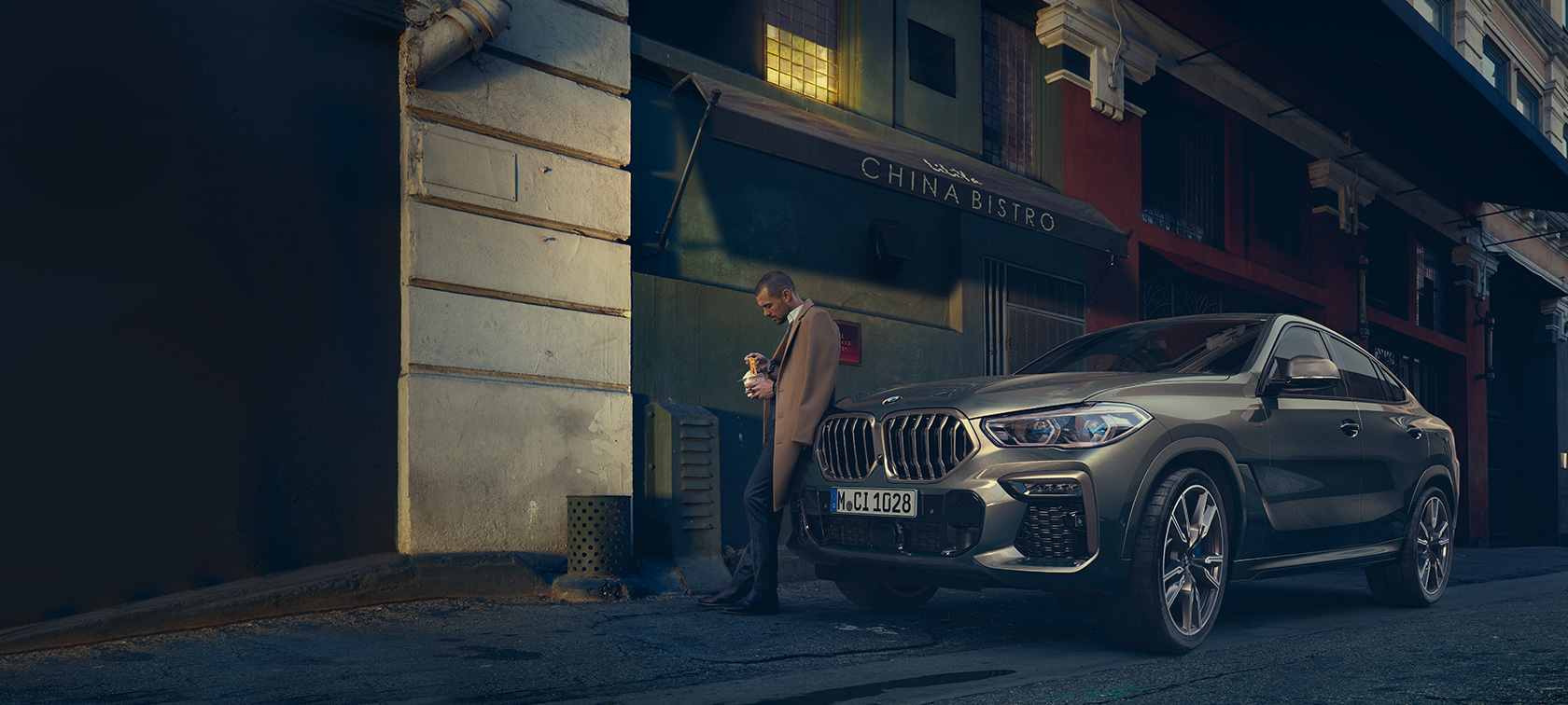 BMW X6, trīs ceturtdaļu aizmugures skats, braucošs automobilis BMW X6 G06, 2019, metāliska Manhatten krāsa, trīs ceturtdaļu aizmugures skats, braucošs automobilis