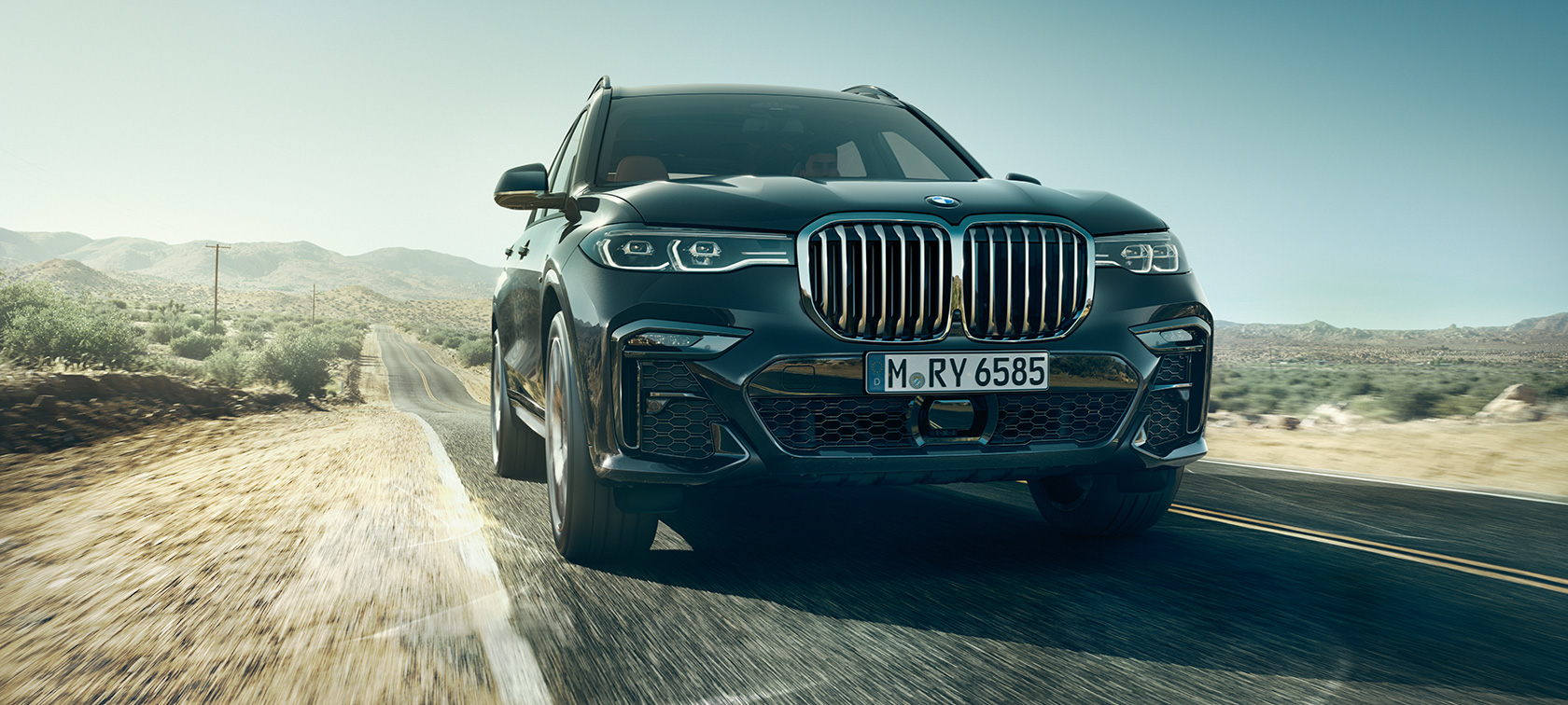 BMW X7, no priekšpuses BMW X7 no priekšpuses