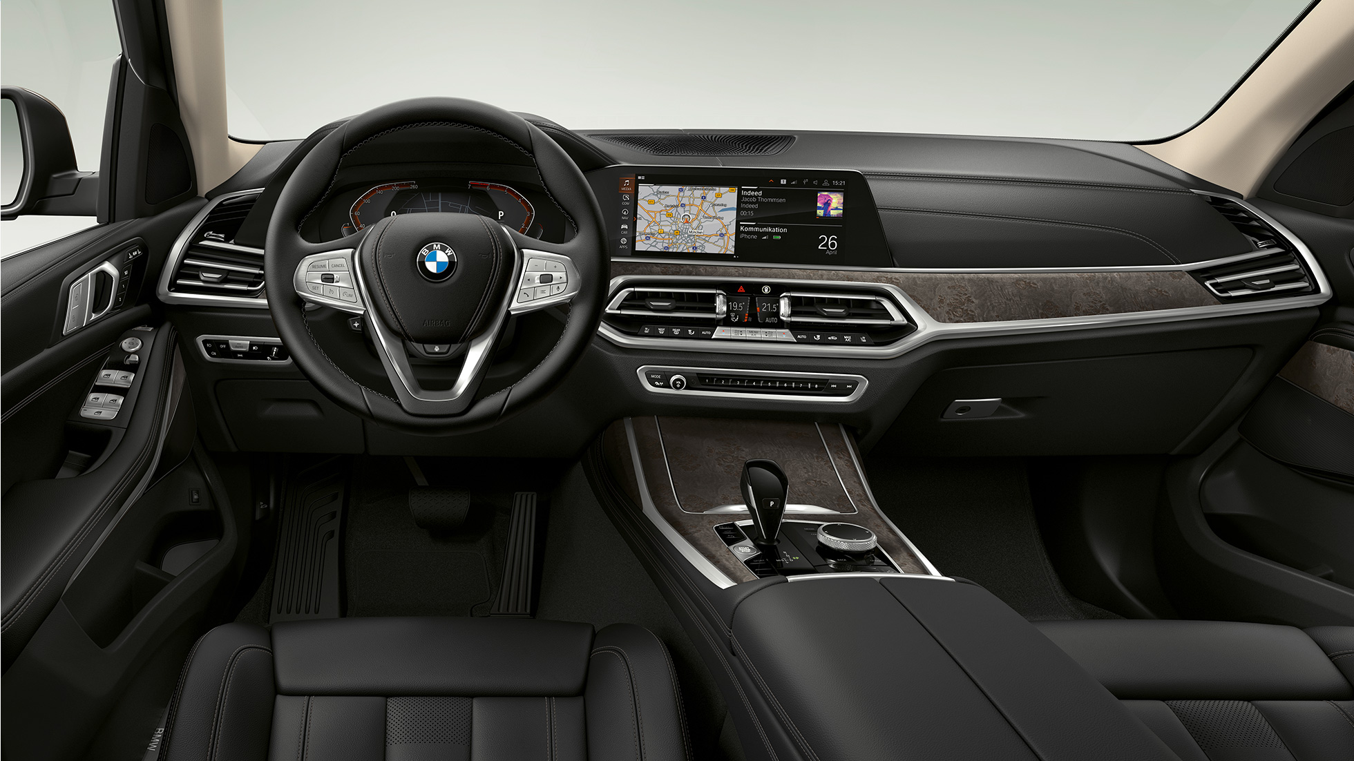 BMW X7, kokpits BMW X7 vadītāja kokpita tuvplāns no priekšpuses