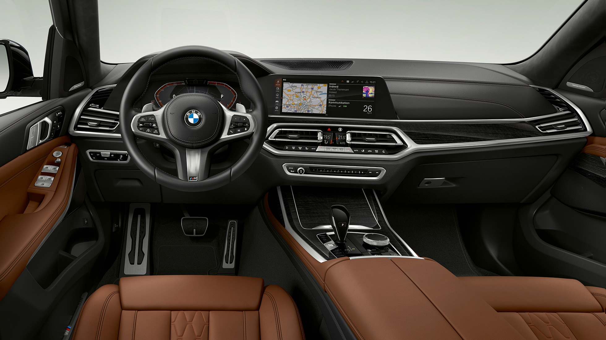 BMW X7 M sporta pakotne BMW X7 uzņēmums studijā, no priekšpuses trīs ceturtdaļu skatā, M sporta pakotne