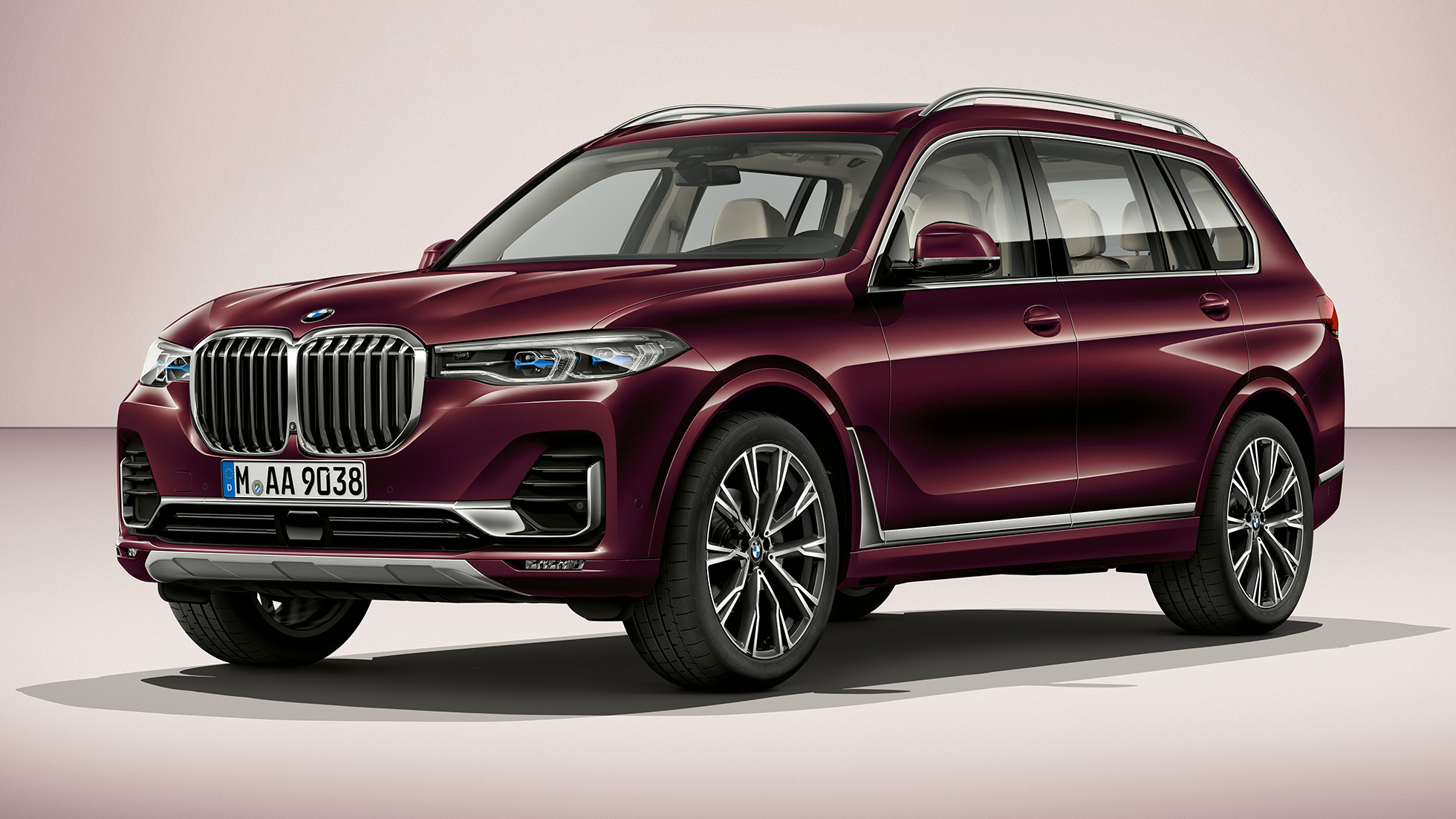 BMW X7, M sporta pakotnes kokpits BMW X7 vadītāja kokpita tuvplāns no priekšpuses ar M sporta pakotnes elementiem
