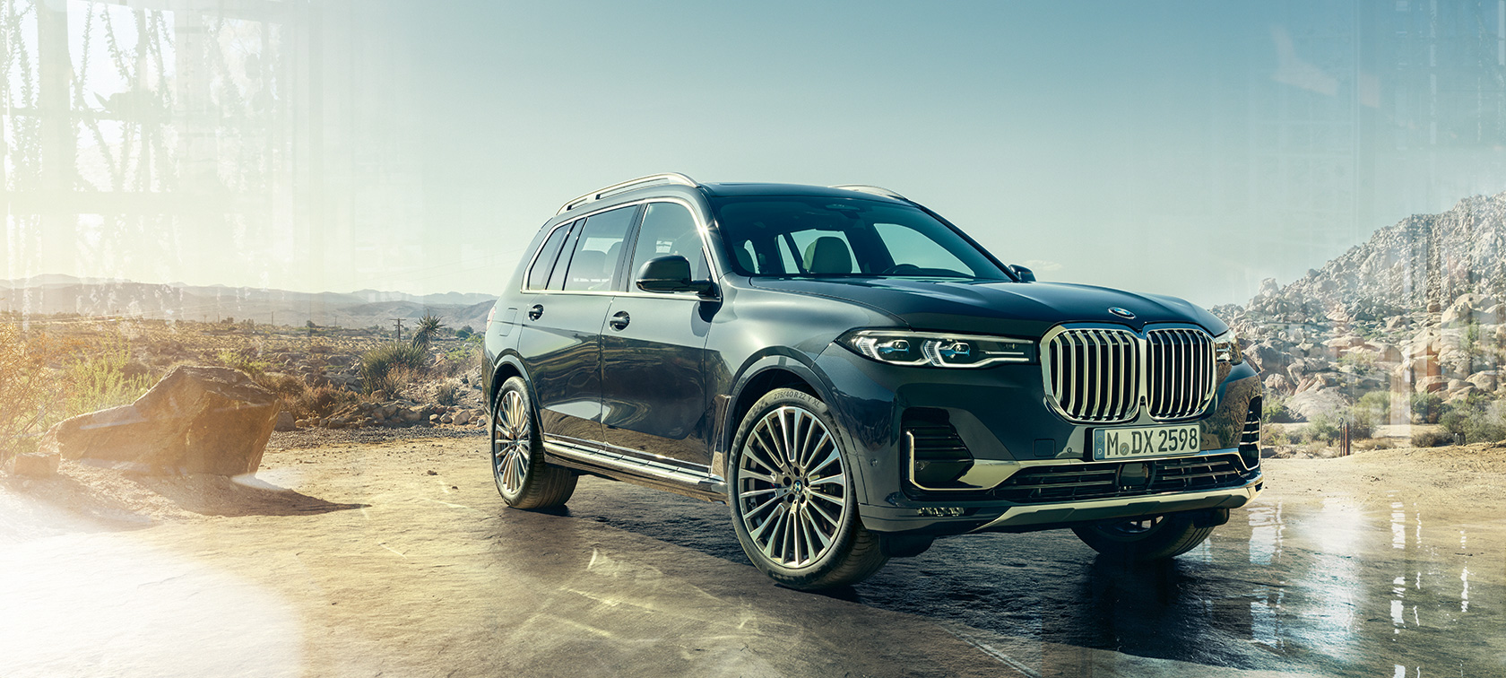 BMW X7, trīs ceturtdaļu skats no priekšpuses BMW X7 Arctic Grey krāsā, novietots uz tuksneša fona, trīs ceturtdaļu skats no priekšpuses, G07 2019