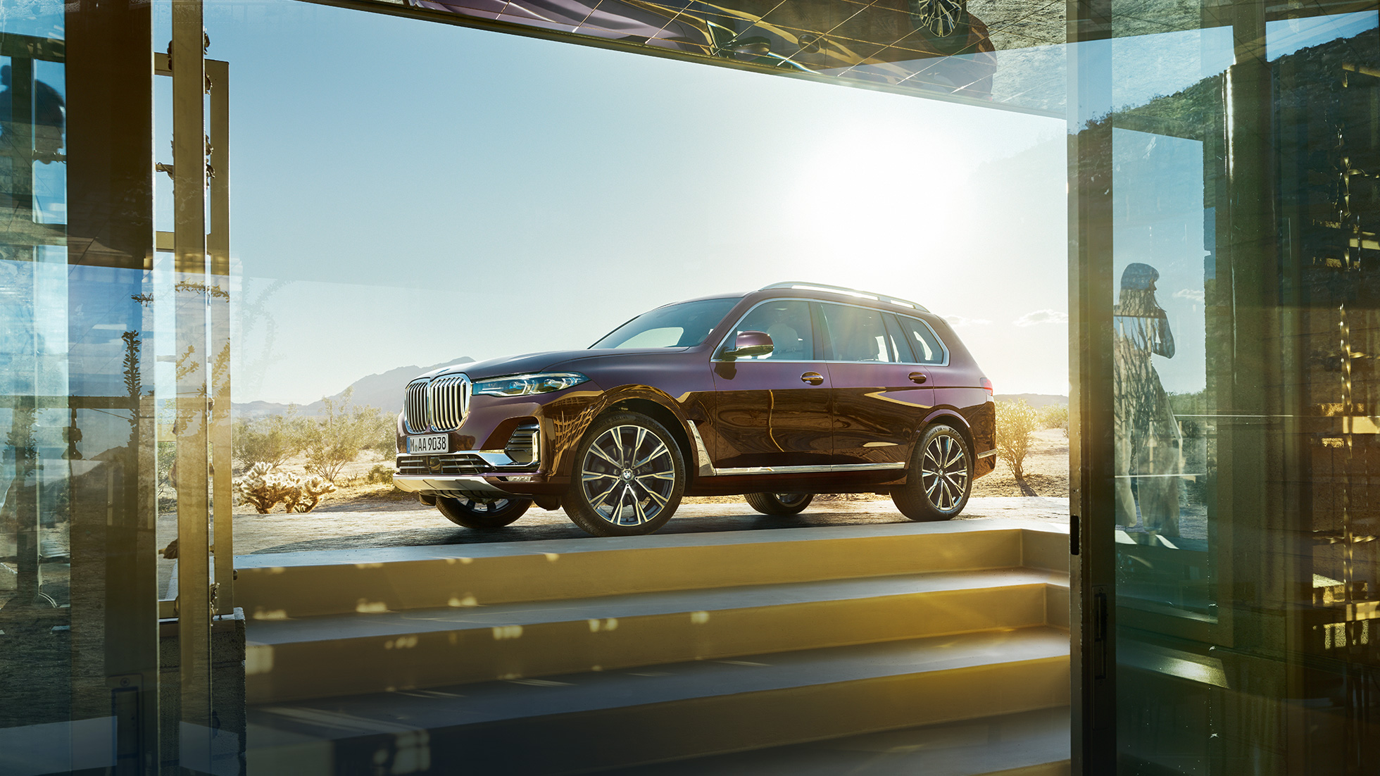 BMW Individual X7 xDrive40i, no sānu perspektīvas BMW X7 metāliskā Ametrin krāsā, stāvošs uz vietas, no sānu perspektīvas, G07 2019