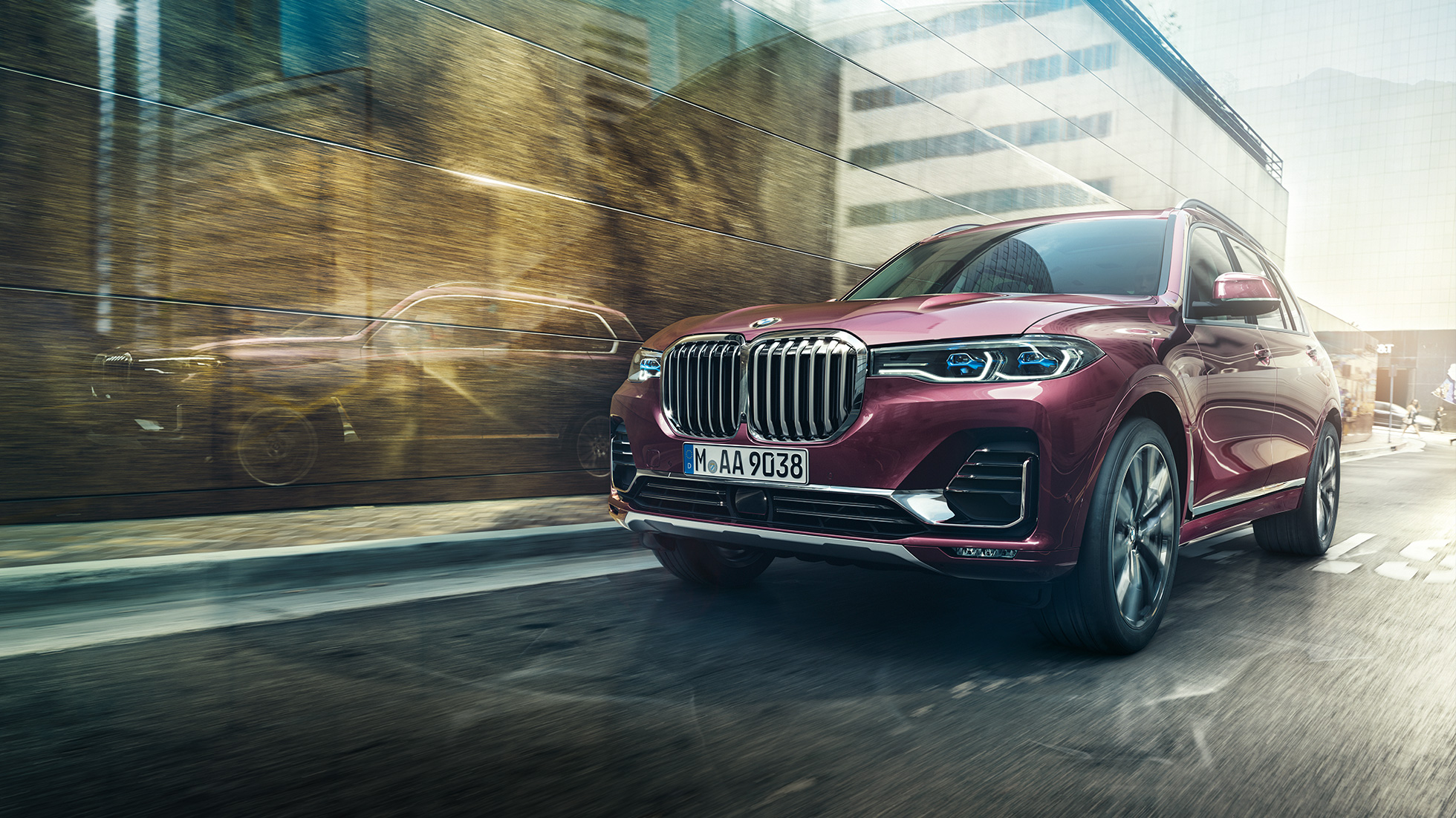 BMW Individual X7 xDrive40i, trīs ceturtdaļu skatā no priekšpuses BMW X7 braucienā, Ametrin metāliskā krāsā no priekšpuses trīs ceturtdaļu skatā