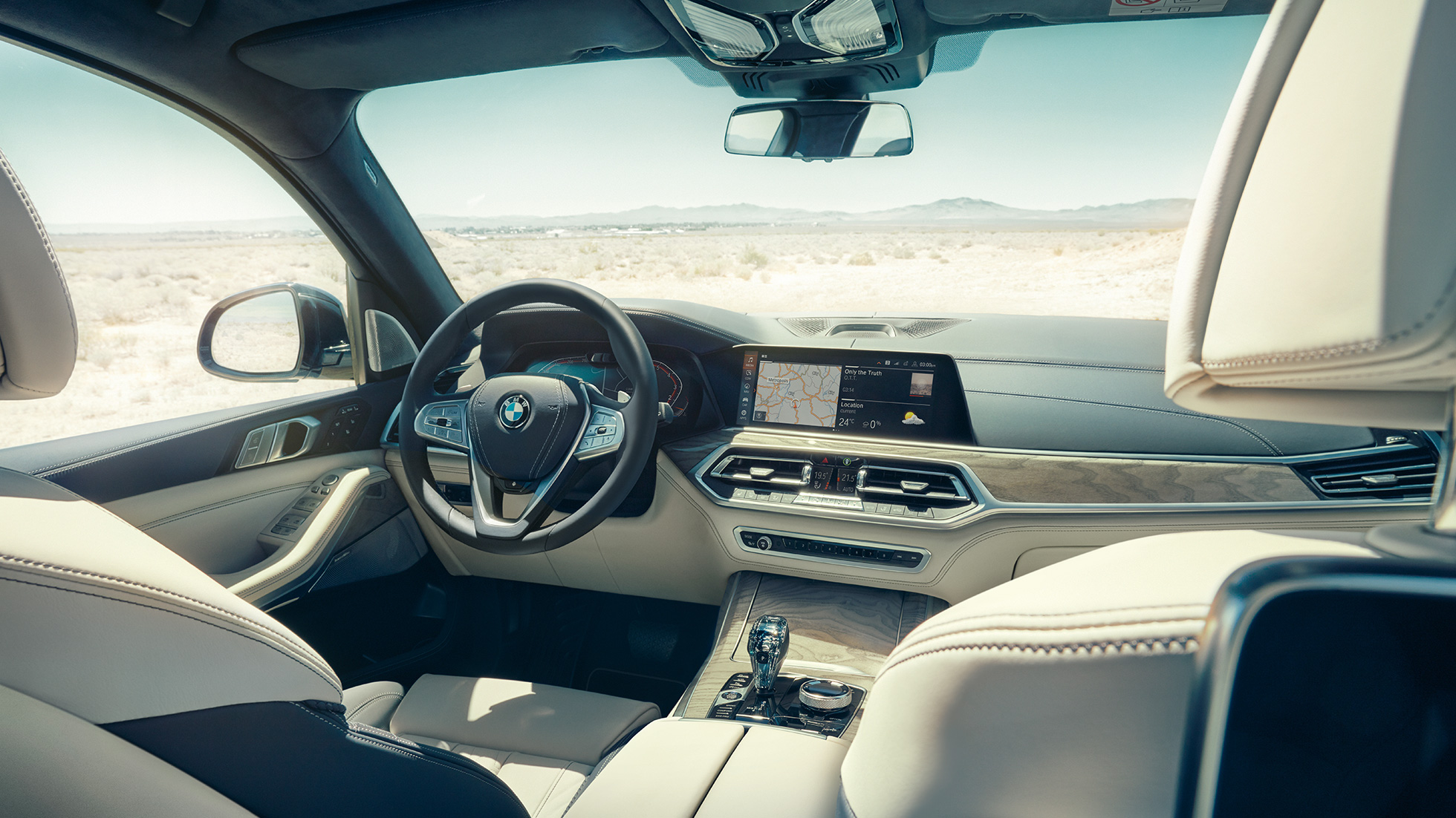 BMW Live kokpits Professional BMW Live kokpits Professional: Skats no aizmugures uz pirmo sēdekļu rindu ar stūri un instrumentu paneli