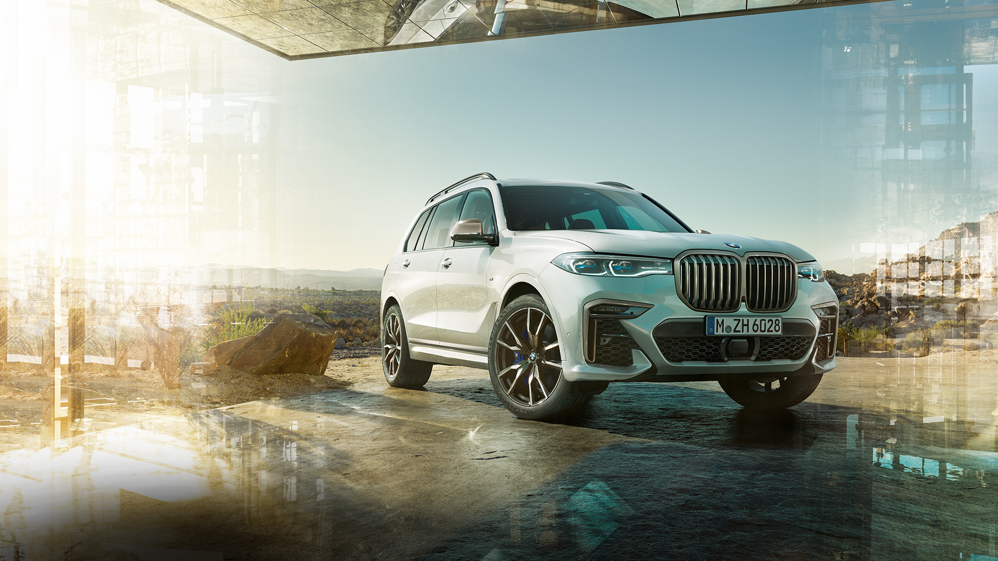 BMW X7 M50d, trīs ceturtdaļu skats no priekšpuses BMW X7 M50d: uz vietas stāvošs, balts BMW X7 trīs ceturtdaļu skatā no priekšpuses