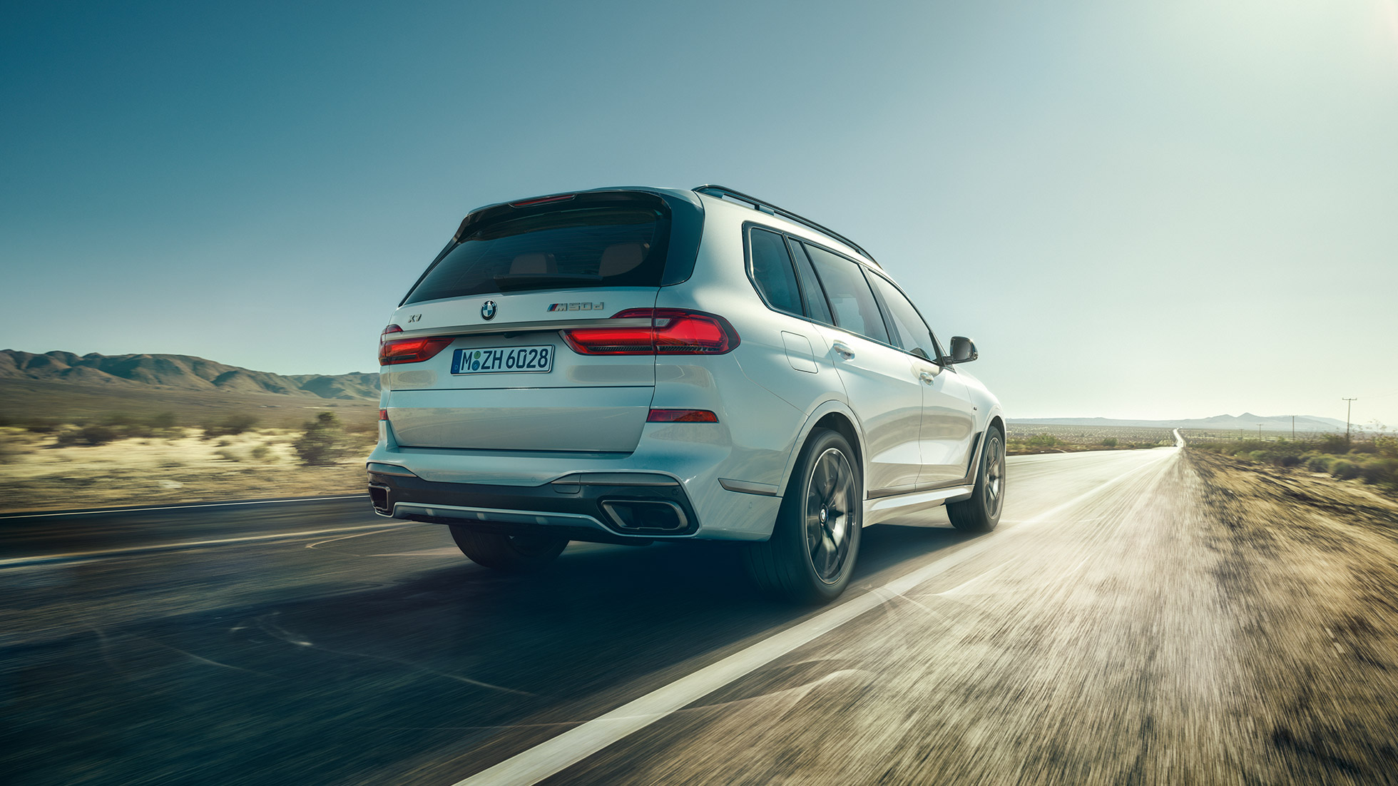 BMW X7 M50d, skats no aizmugures BMW X7 M50d: skats no aizmugures uz baltu BMW X7 kustībā