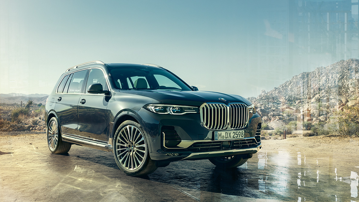 BMW X7 ārējais dizains, trīs ceturtdaļu skats no priekšpuses BMW X7 ārējais dizains: trīs ceturtdaļu skats no priekšpuses uz tuksneša fona