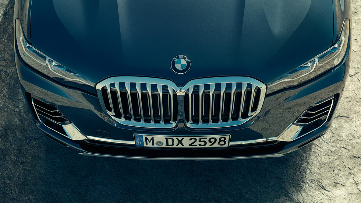 BMW X7 elipsveida režģis BMW elipsveida režģis: BMW X7 priekšējās daļas augsta leņķa uzņēmums