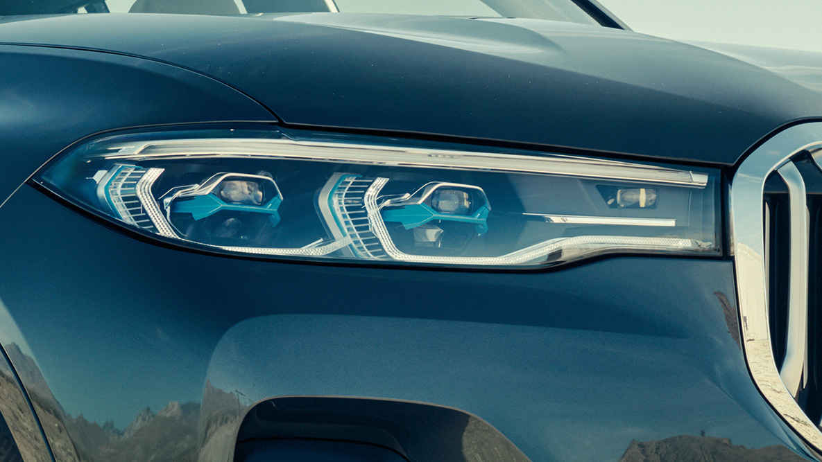 BMW Laserlight BMW Laserlight: BMW X7 priekšējās daļas tuvplāna trīs ceturtdaļu skats no priekšpuses