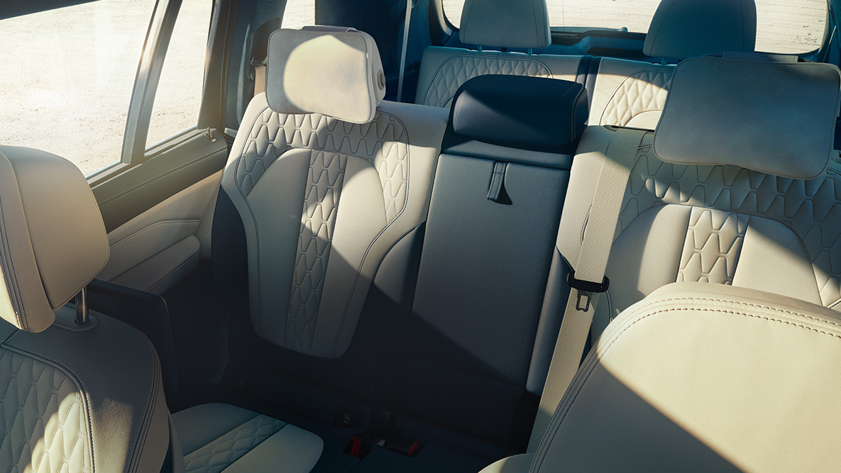 BMW X7 sēdekļi Ieslīps skats no augšas uz BMW X7 septiņām sēdvietām