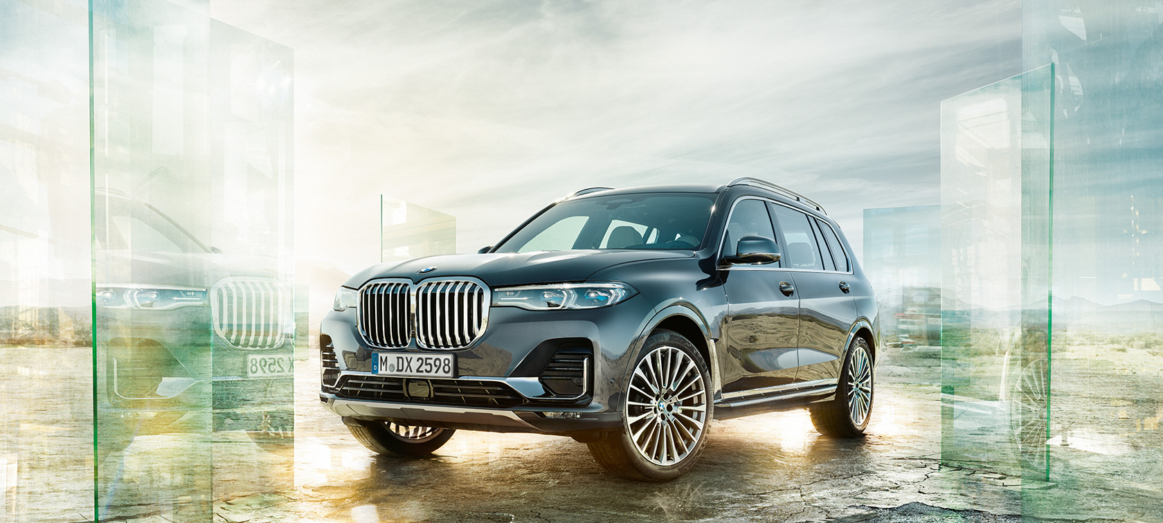 BMW X7, trīs ceturtdaļu skats no priekšpuses BMW X7 trīs ceturtdaļu skats no priekšpuses uz tuksneša fona