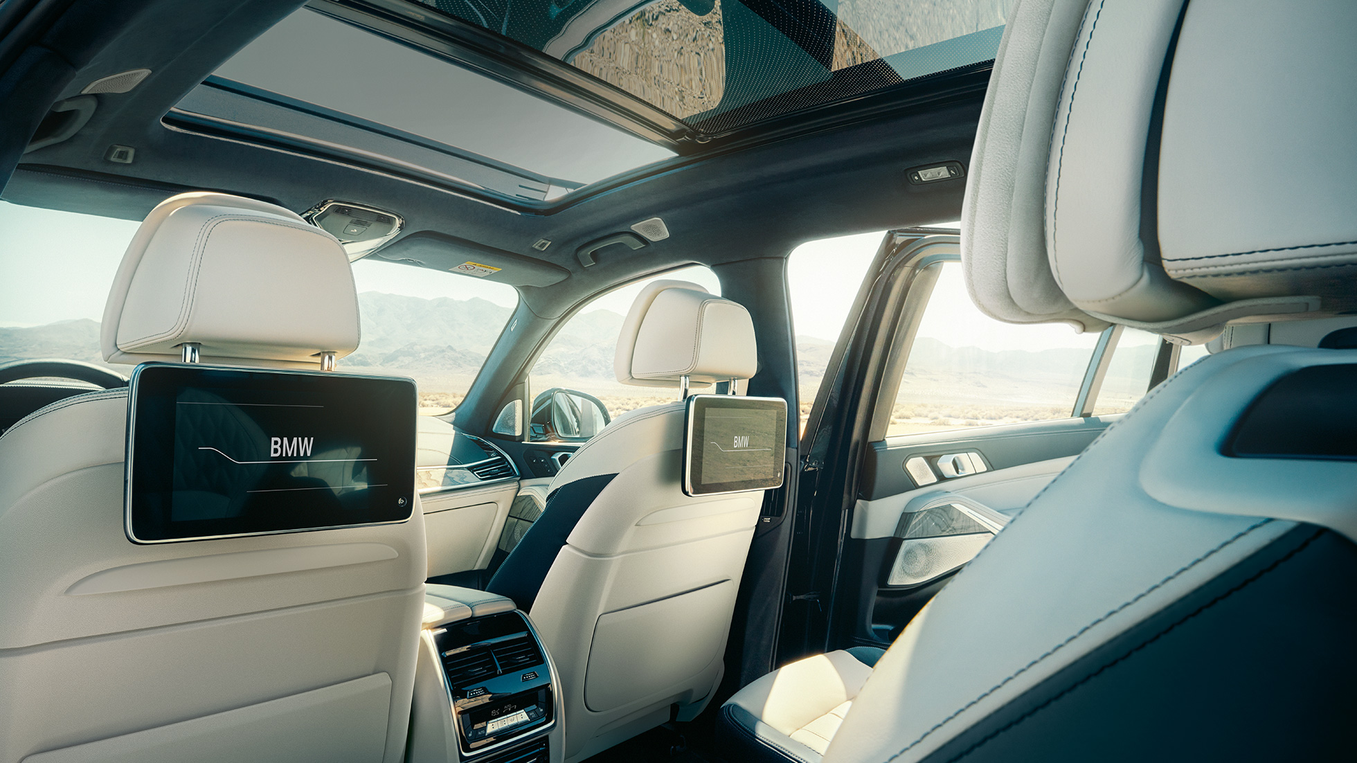 BMW X7 salons BMW X7 salons: perspektīva no trešās sēdekļu rindas