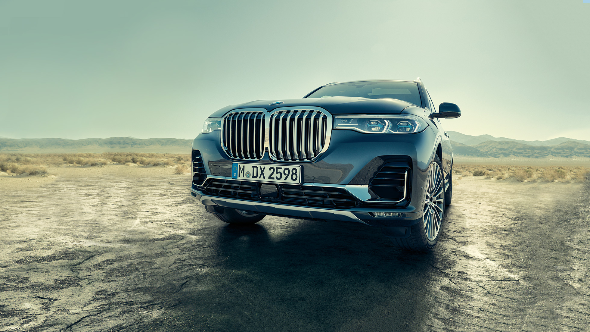 BMW X7 ārējais dizains: ieslīps zema leņķa uzņēmums BMW X7 ārējais dizains: ieslīps zema leņķa uzņēmums no priekšpuses