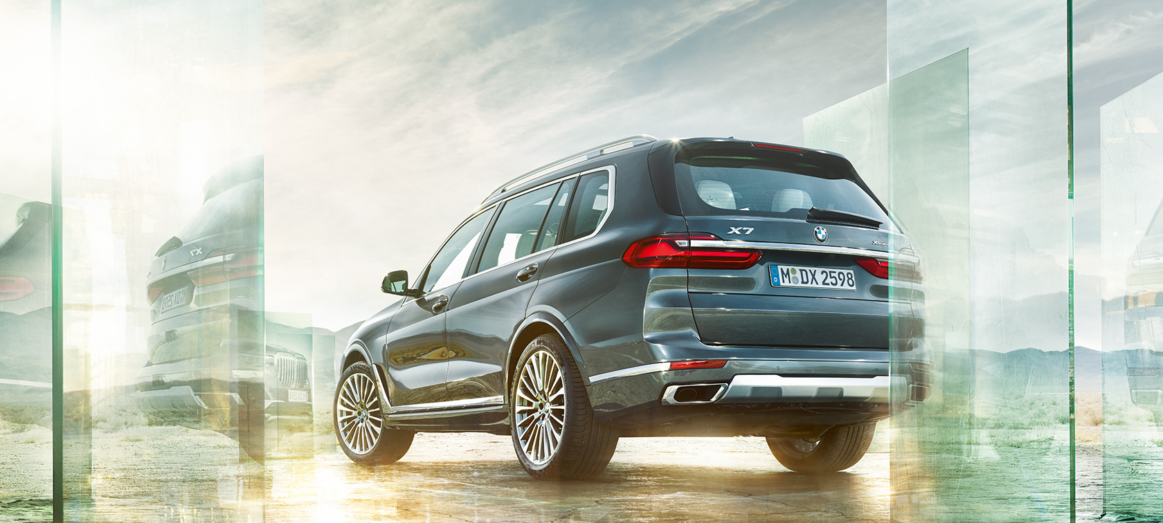 BMW X7, trīs ceturtdaļu skats no aizmugures BMW X7 virsbūve Arctic Grey krāsā trīs ceturtdaļu aizmugures skatā uz tuksneša fona, G07 2019