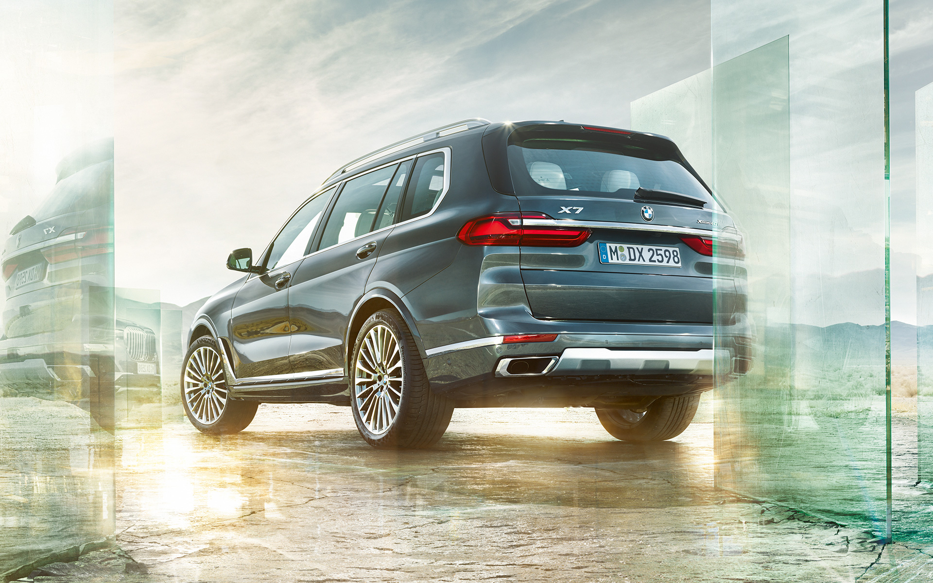 BMW X7, G07, 2019, trīs ceturtdaļu aizmugures skats, uzņēmums no zema leņķa BMW X7, G07, 2019, trīs ceturtdaļu aizmugures skats, uzņēmums no zema leņķa