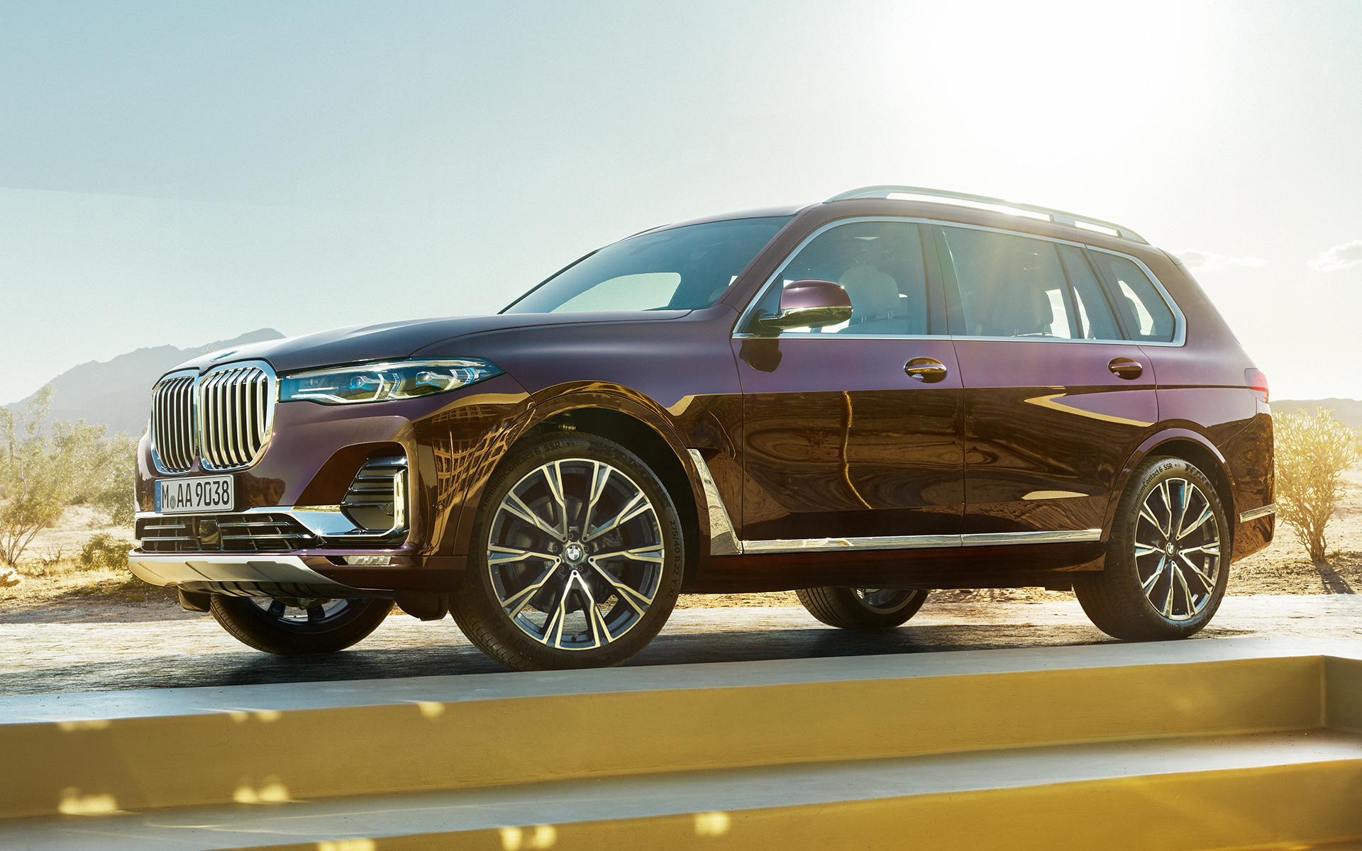 BMW X7 Individual, xDrive40i, G07, 2018, metāliska Ametrin krāsa, sānskats, stāvošs automobilis uz tuksneša fona BMW X7 Individual, xDrive40i, G07, 2018, metāliska Ametrin krāsa, sānskats, stāvošs automobilis uz tuksneša fona