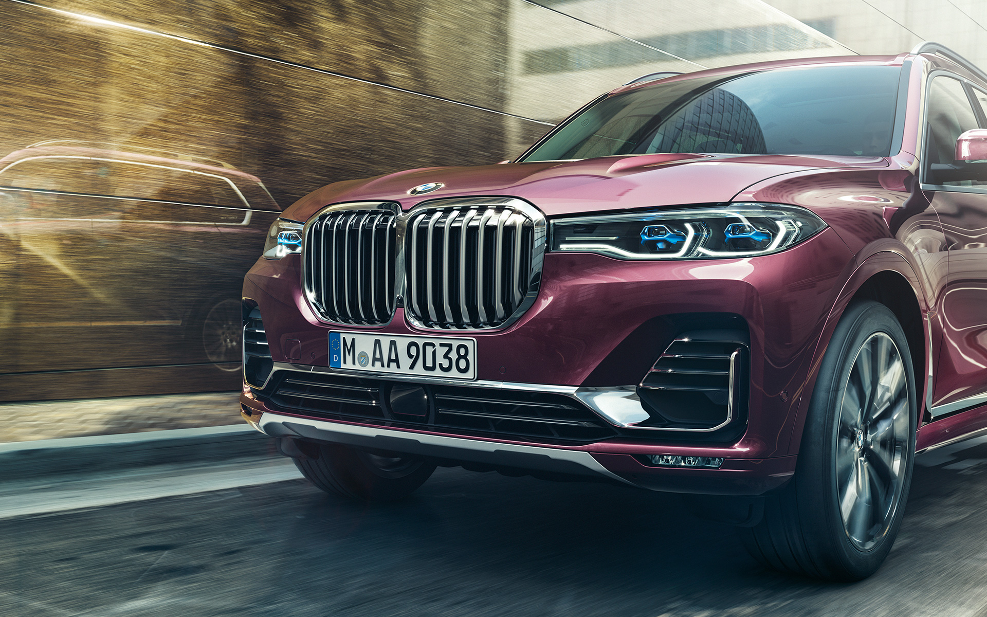 BMW X7 Individual, xDrive40i, G07, 2018, metāliska Ametrin, trīs ceturtdaļu priekšpuses skats, braucošs automobilis BMW X7 Individual, xDrive40i, G07, 2018, metāliska Ametrin, trīs ceturtdaļu priekšpuses skats, braucošs automobilis