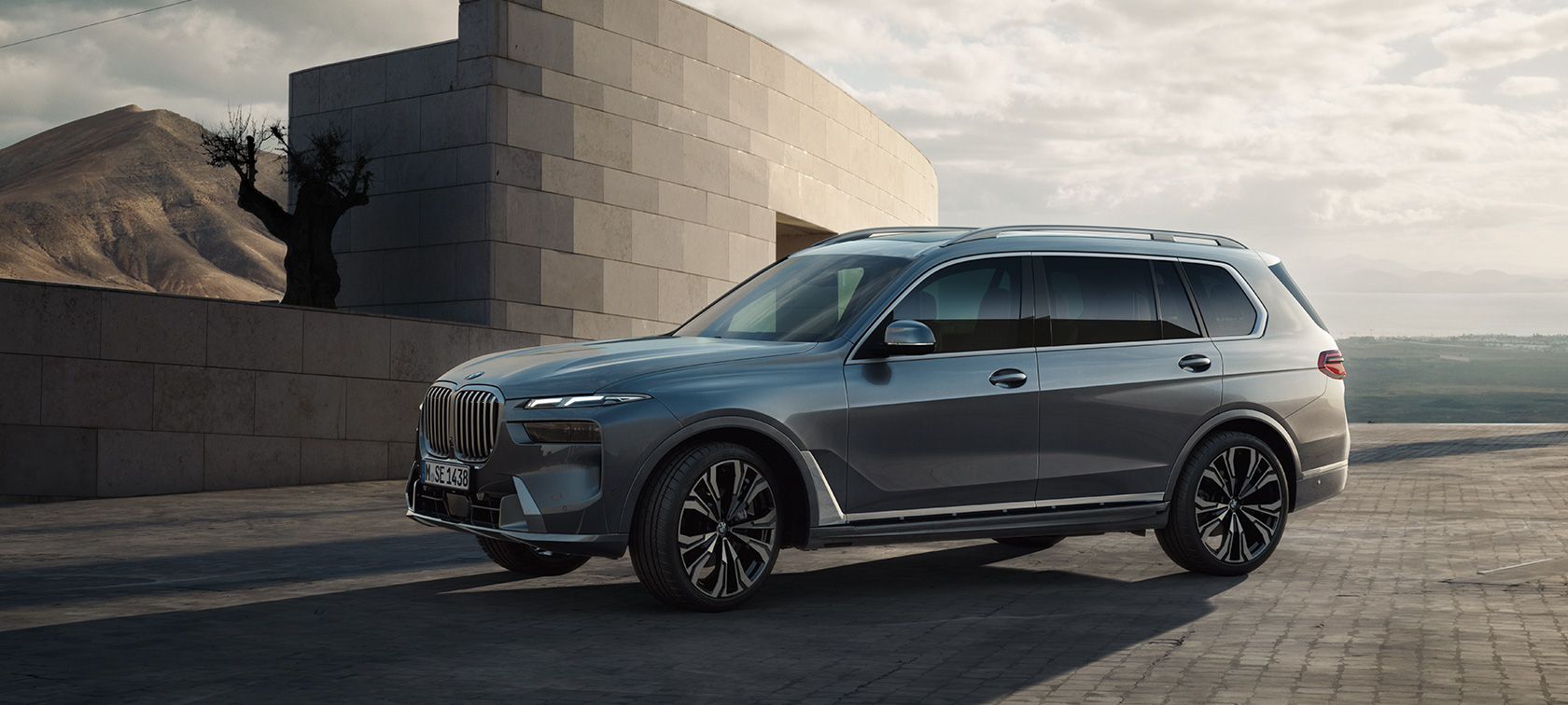 BMW X7, G07, LCI, septiņu astotdaļu sānskats, metāliska Sparkling Copper Grey krāsa, video BMW X7, G07, LCI, septiņu astotdaļu sānskats, metāliska Sparkling Copper Grey krāsa, video
