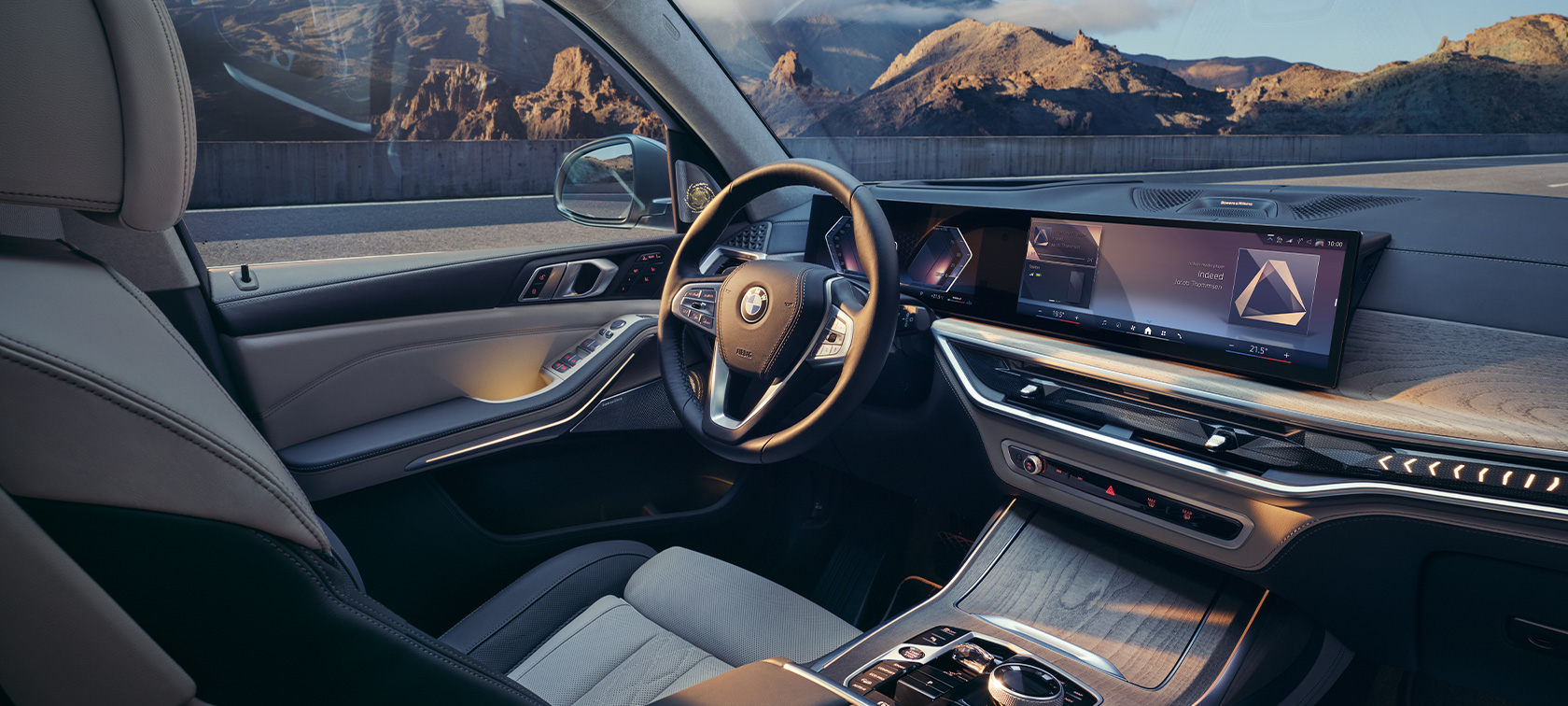 Skats uz kokpitu no pasažiera puses, BMW X7, G07, LCI Skats uz kokpitu ar BMW izliekto displeju no pasažiera puses, BMW X7, G07, LCI