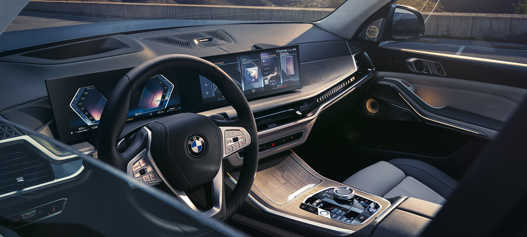 Skats uz vadītāja kokpita pusi no ārpuses, BMW X7, G07, LCI Skats uz vadītāja kokpita pusi no ārpuses, BMW X7, G07, LCI