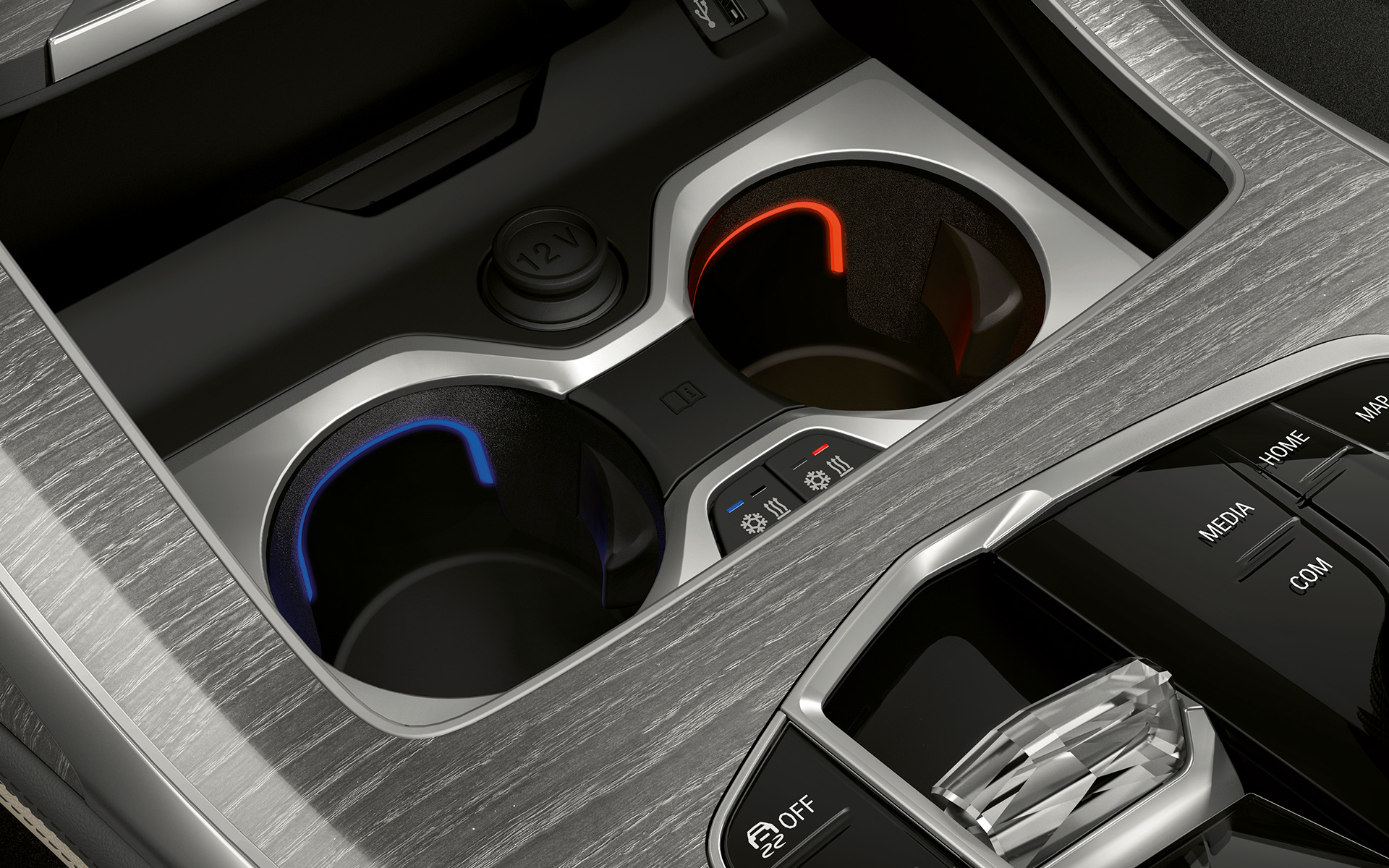 Comfort pakotne, priekšpuses krūzīšu turētāja tuvplāns, BMW X7, G07, LCI