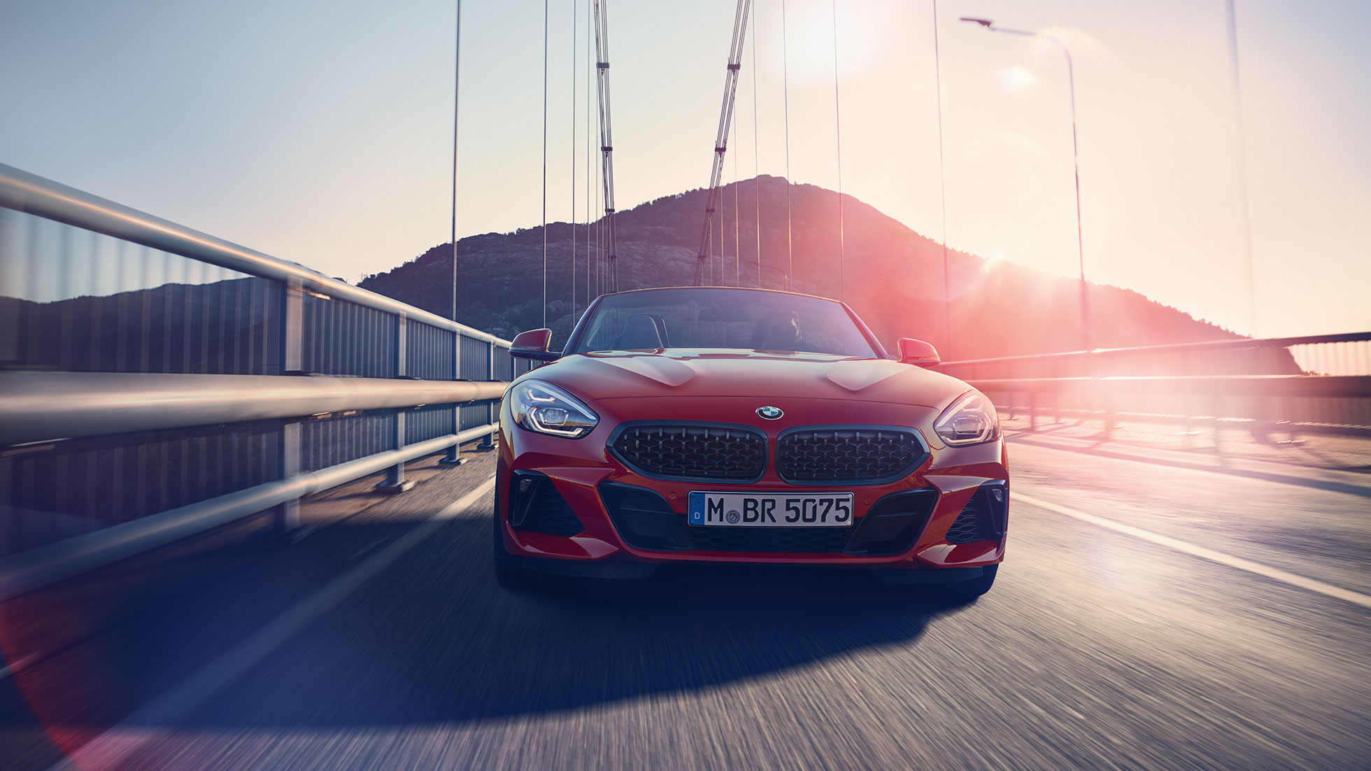 BMW Z4 Roadster uz tilta BMW Z4 Roadster pretskats uz tilta