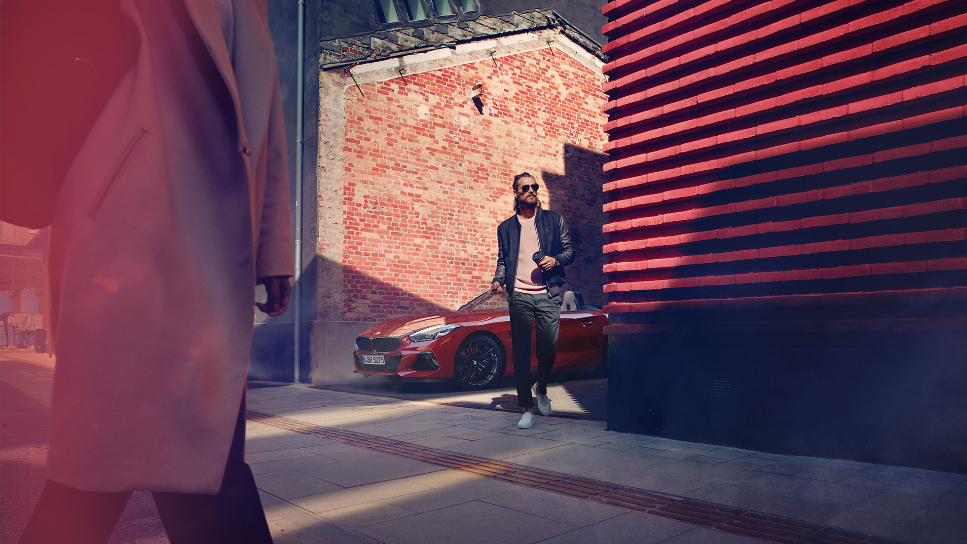 BMW Z4 Roadster sānielā Vīrietis sānielā BMW Z4 Roadster priekšā