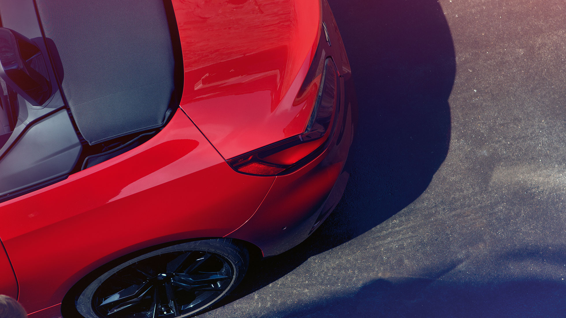 BMW Z4 Roadster aizmugure un aizmugurējais ritenis Skats no putna lidojuma uz BMW Z4 Roadster aizmuguri un aizmugurējo riteni