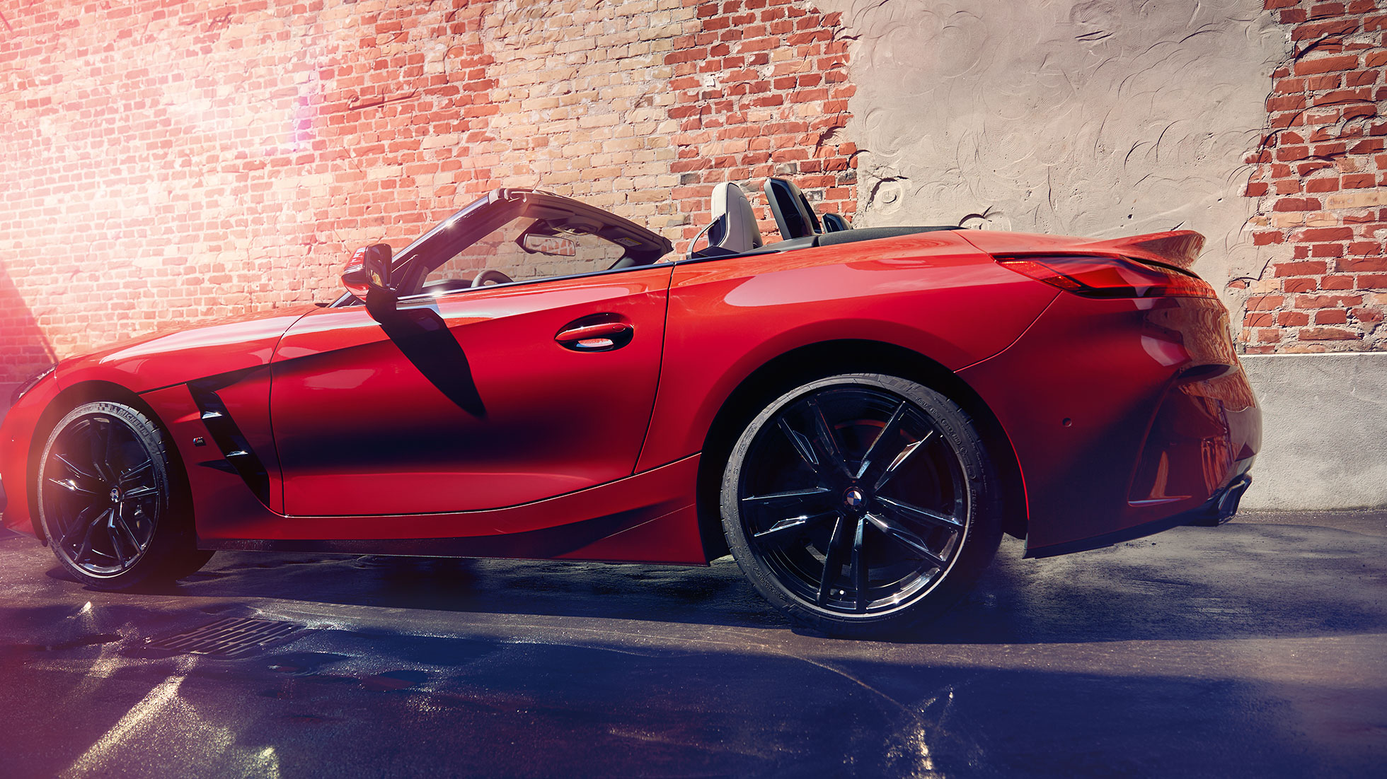 BMW Z4 Roadster sānskats BMW Z4 Roadster sānskats uz ķieģeļu sienas fona