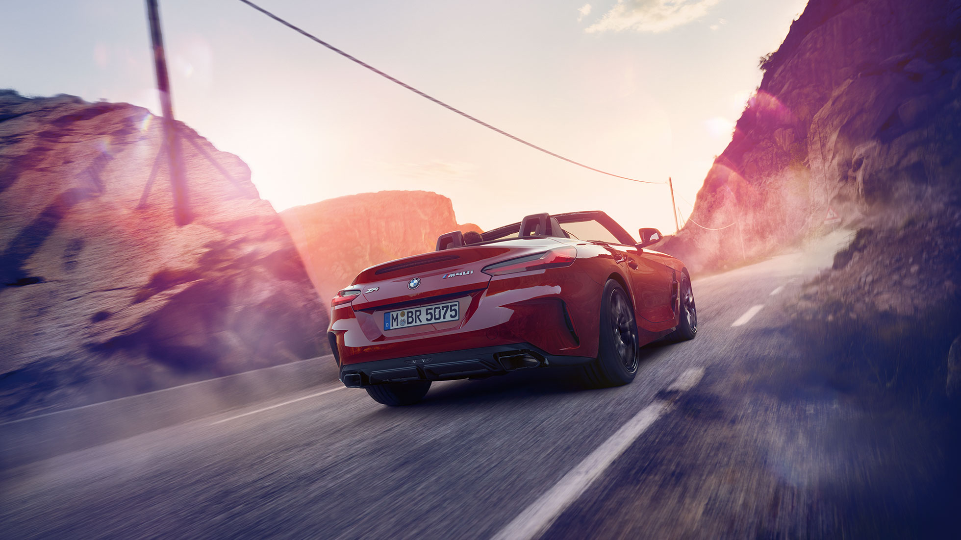 Skats no aizmugures uz BMW Z4 Roadster Skats no aizmugures uz BMW Z4 Roadster uz lauku ceļa