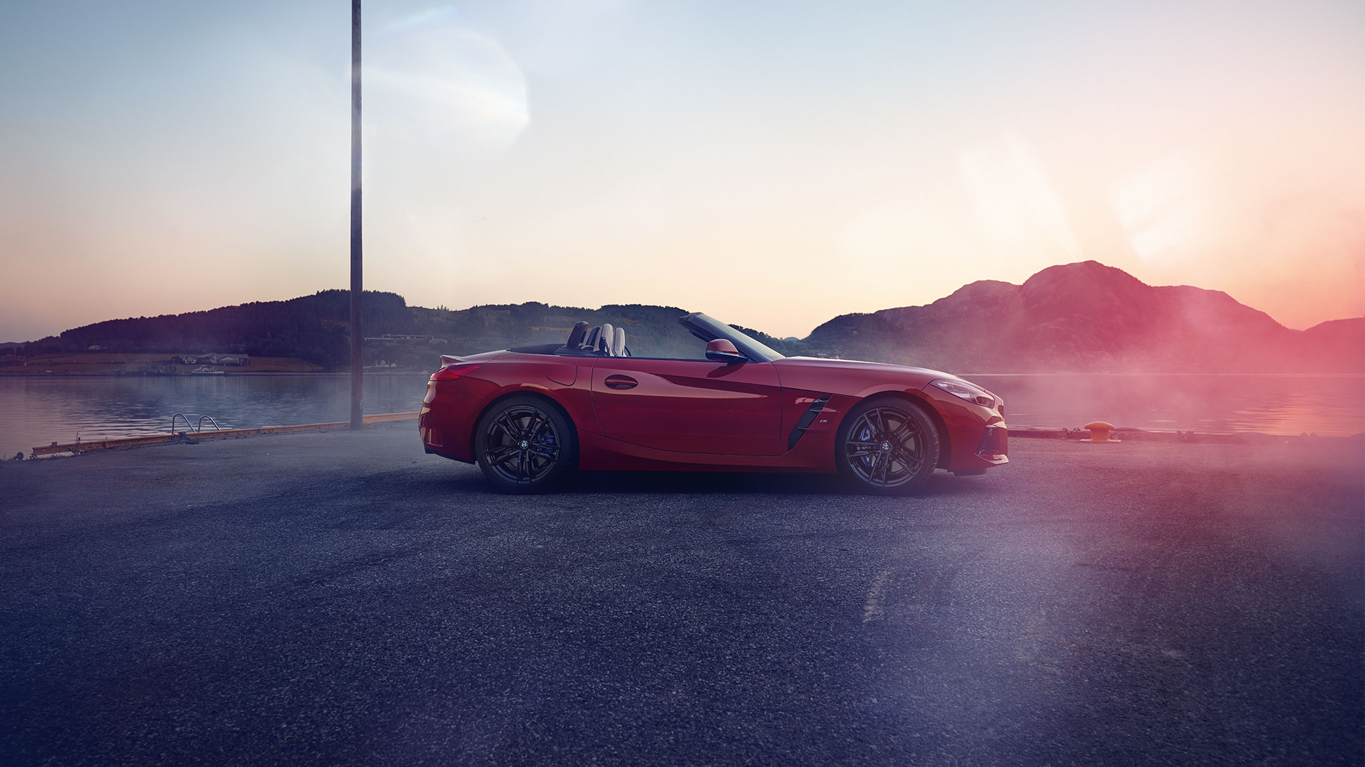 Skats no sāna uz BMW Z4 Roadster Skats no sāna uz BMW Z4 Roadster uz kalnu fona