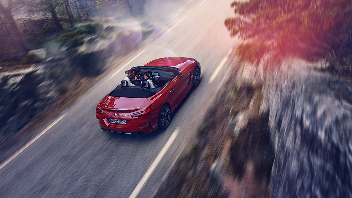 BMW Z4 Roadster, braucoša automobiļa skats Skats no putna lidojuma uz BMW Z4 Roadster kustībā