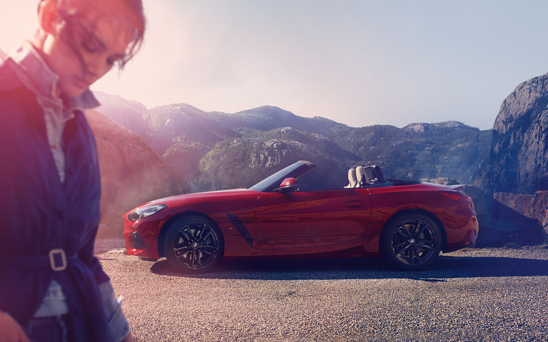 BMW Z4 Roadster (G29) uz kalnu ainavas fona Modelis un BMW Z4 Roadster (G29) uz kalnu ainavas fona