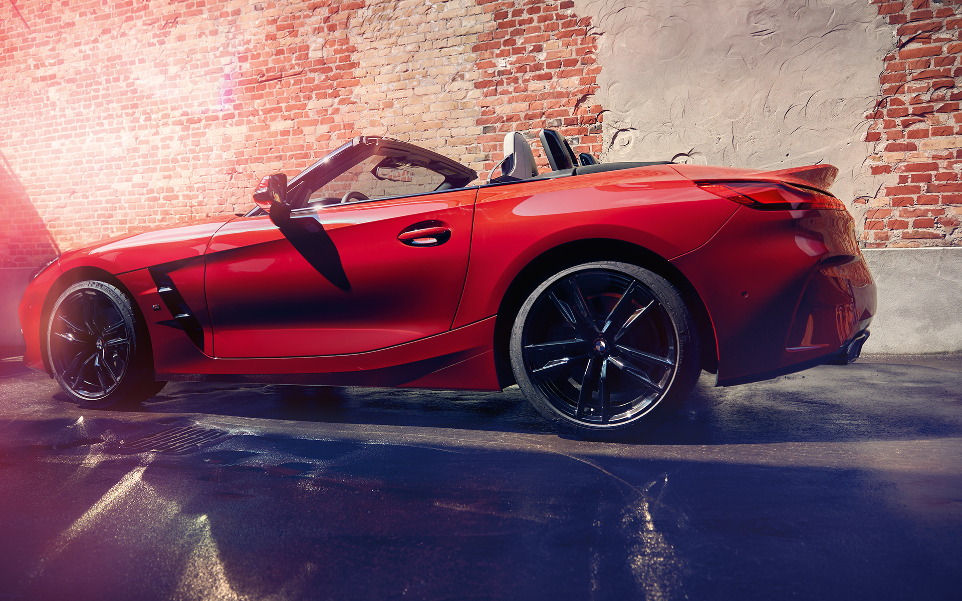 BMW Z4 Roadster (G29) sānskats BMW Z4 Roadster (G29) sānskats uz ķieģeļu sienas fona