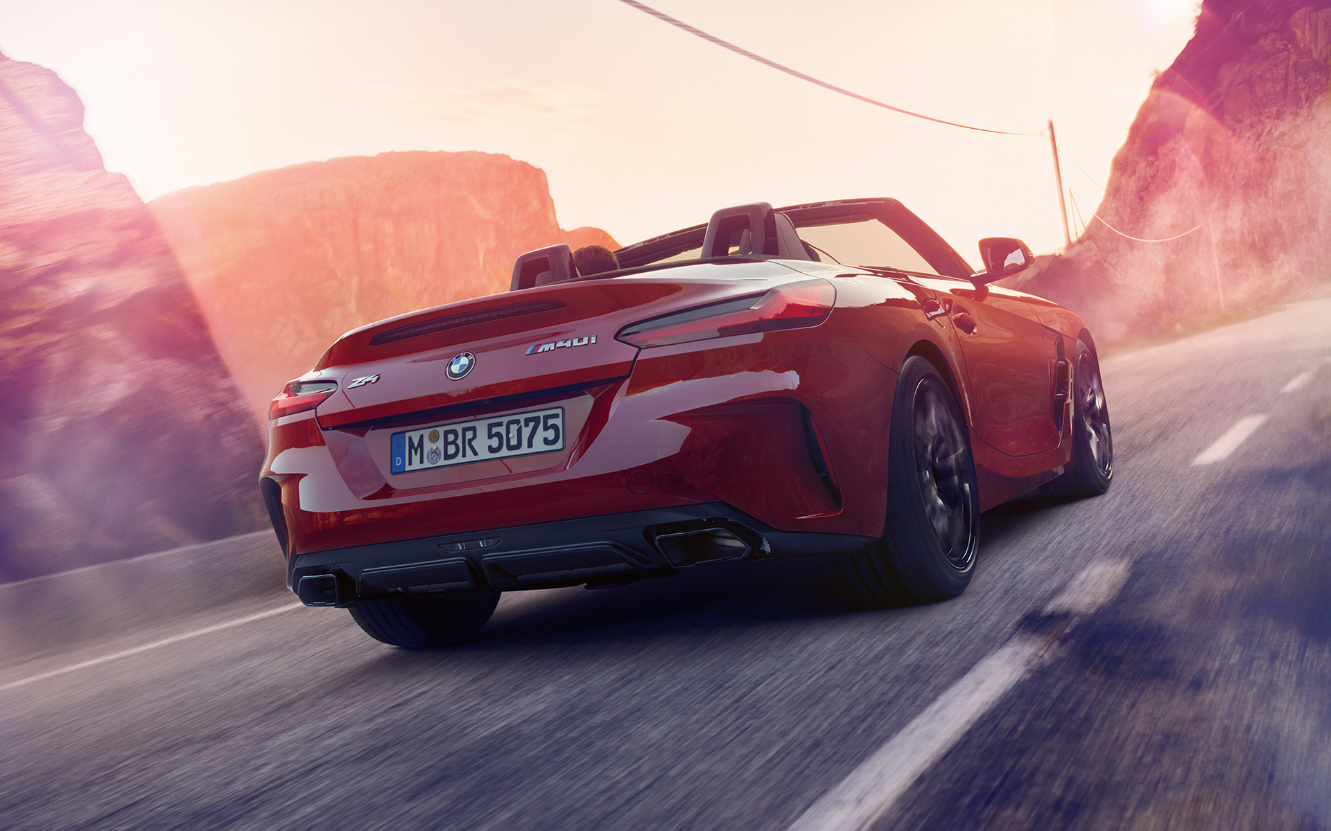 Skats no aizmugures uz BMW Z4 Roadster (G29) Skats no aizmugures uz BMW Z4 Roadster (G29) uz lauku ceļa
