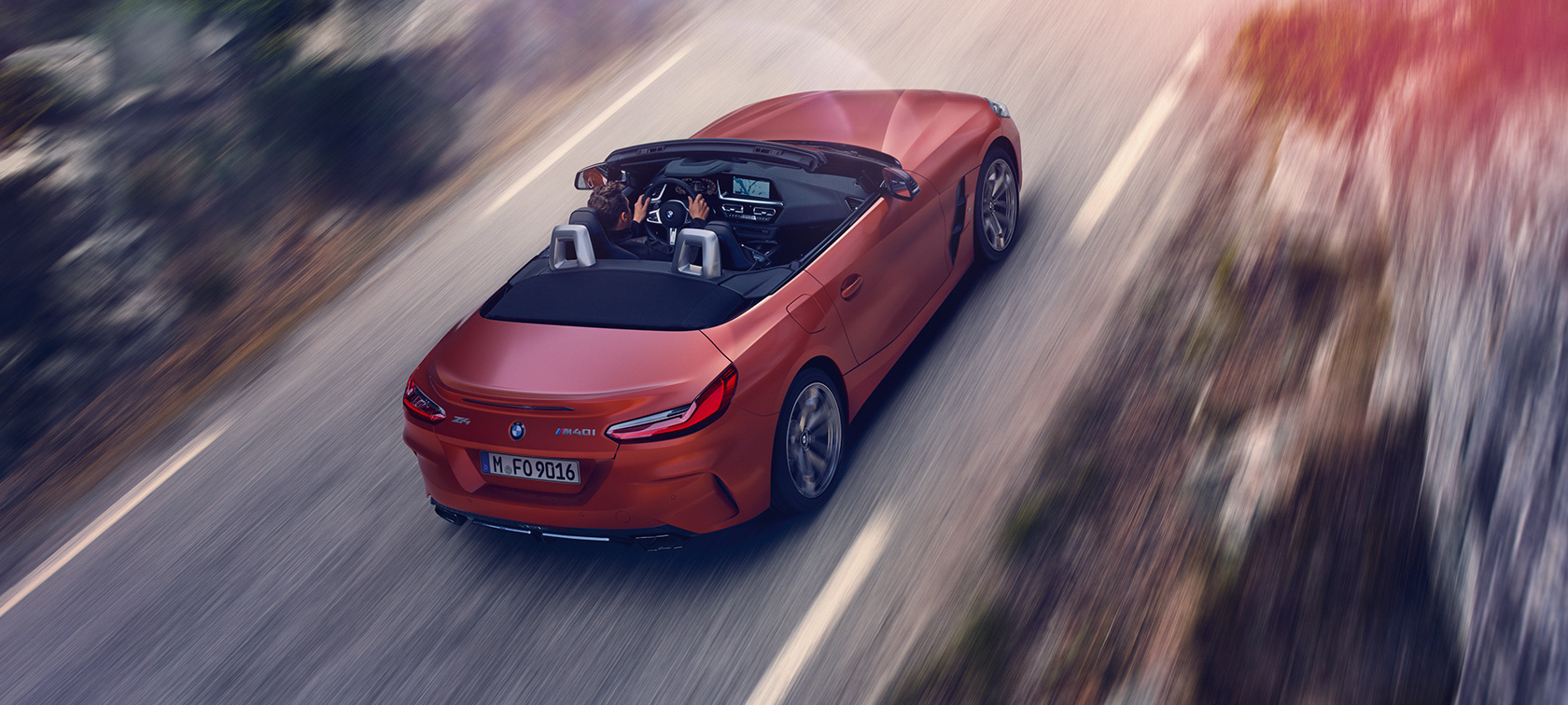 BMW Z4 rodsters (G29), trīs ceturtdaļu aizmugures skats no putna lidojuma, braucošs automobilis BMW Z4 rodsters (G29), trīs ceturtdaļu aizmugures skats no putna lidojuma, braucošs automobilis