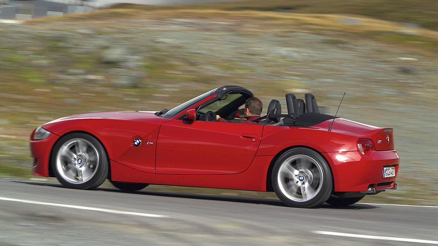 BMW Z4 Roadster (E85), septiņu astotdaļu sānskats, braucošs automobilis BMW Z4 Roadster (E85), septiņu astotdaļu sānskats, braucošs automobilis