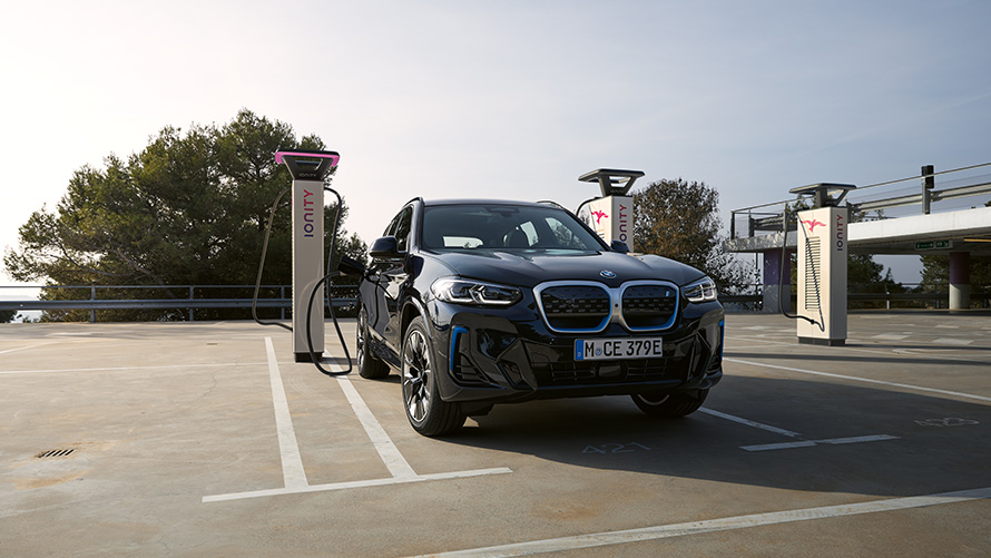 BMW uzlāde, BMW īpašiem klientiem, ilgtspēja, centrs, vides joma BMW īpašiem klientiem, ilgtspēja, centrs, vides joma, BMW uzlāde, BMW automobilis novietots uzlādes stacijā