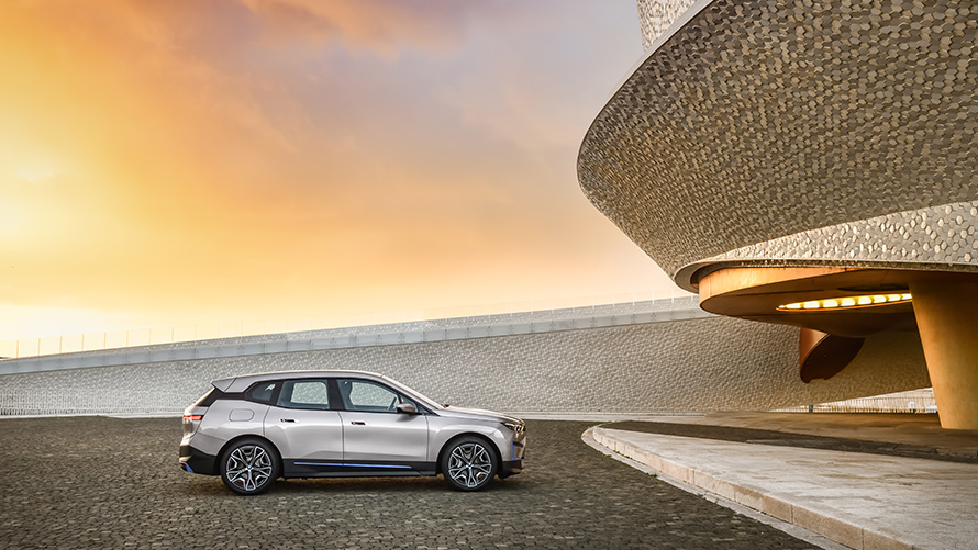 2025. gada mērķi, BMW īpašiem klientiem, ilgtspēja, centrs, pārskats BMW īpašiem klientiem, ilgtspēja, centrs, pārskats, 2025. gada mērķi, sānskats, stāvošs BMW automobilis
