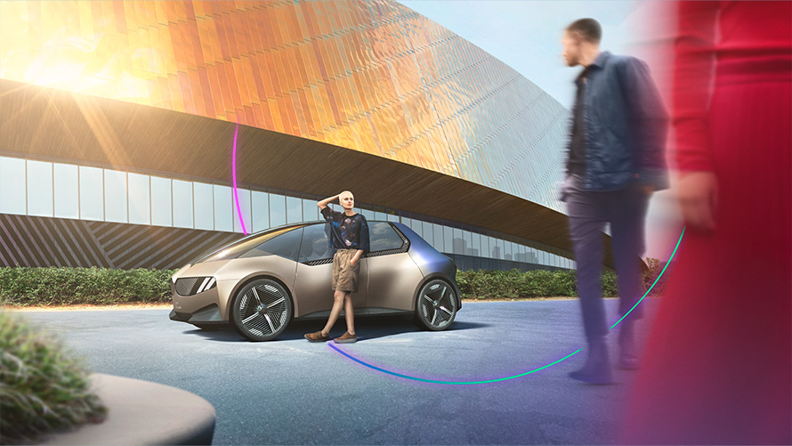 2050. gada mērķi, BMW īpašiem klientiem, ilgtspēja, centrs, pārskats BMW īpašiem klientiem, ilgtspēja, centrs, pārskats, 2050. gada mērķi, vīrietis un sieviete uz BMW konceptauto fona