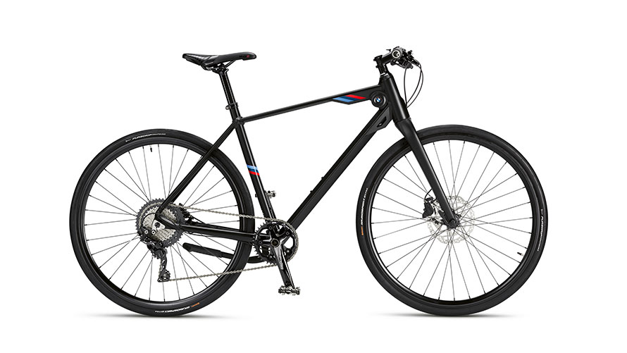 Melns matēts BMW M velosipēds. Attēlā parādīts melns matēts BMW M velosipēds.